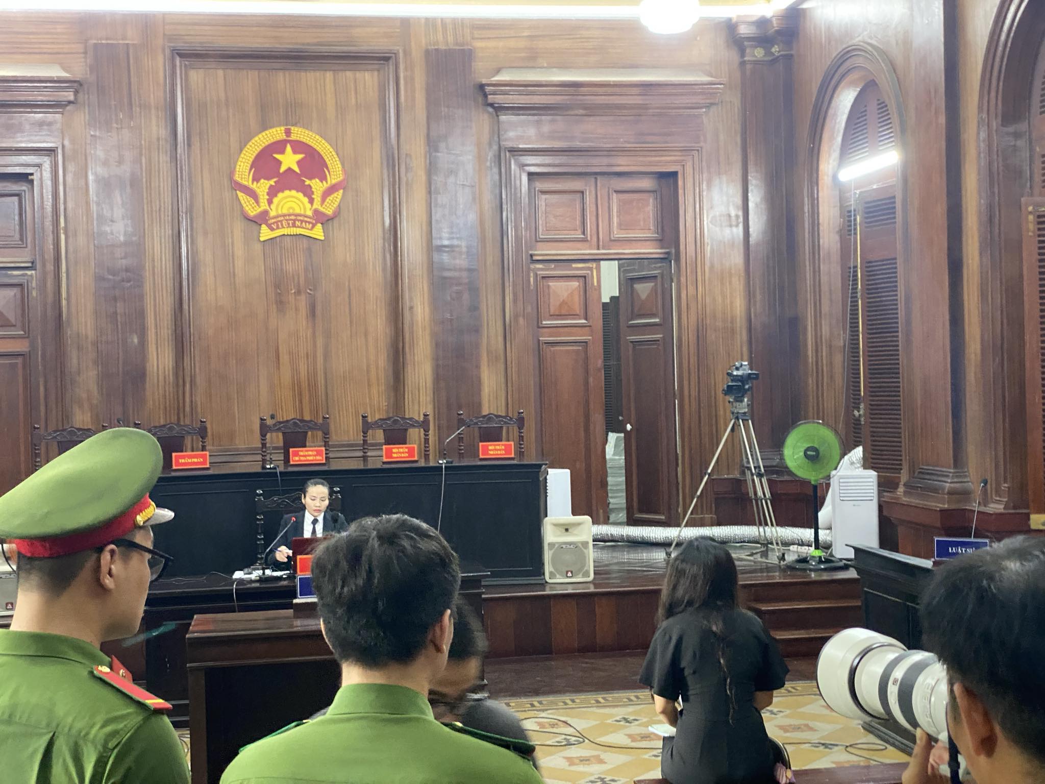 Hình ảnh ông Trần Quí Thanh và con gái Trần Uyên Phương được dẫn giải tới tòa- Ảnh 4.