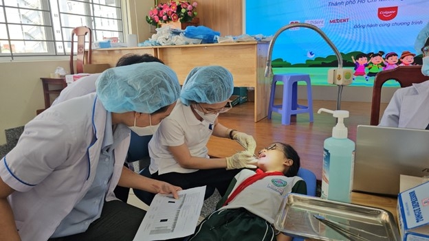 TP.HCM đến tận trường học kiểm tra răng miệng cho học sinh- Ảnh 1.