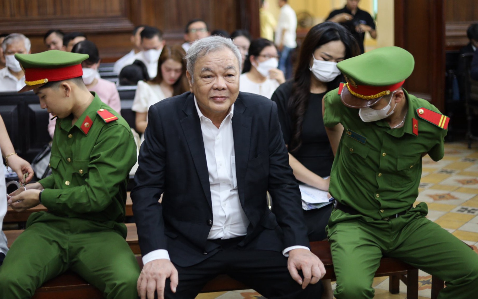 Hình ảnh ông Trần Quí Thanh và con gái Trần Uyên Phương được dẫn giải tới tòa
