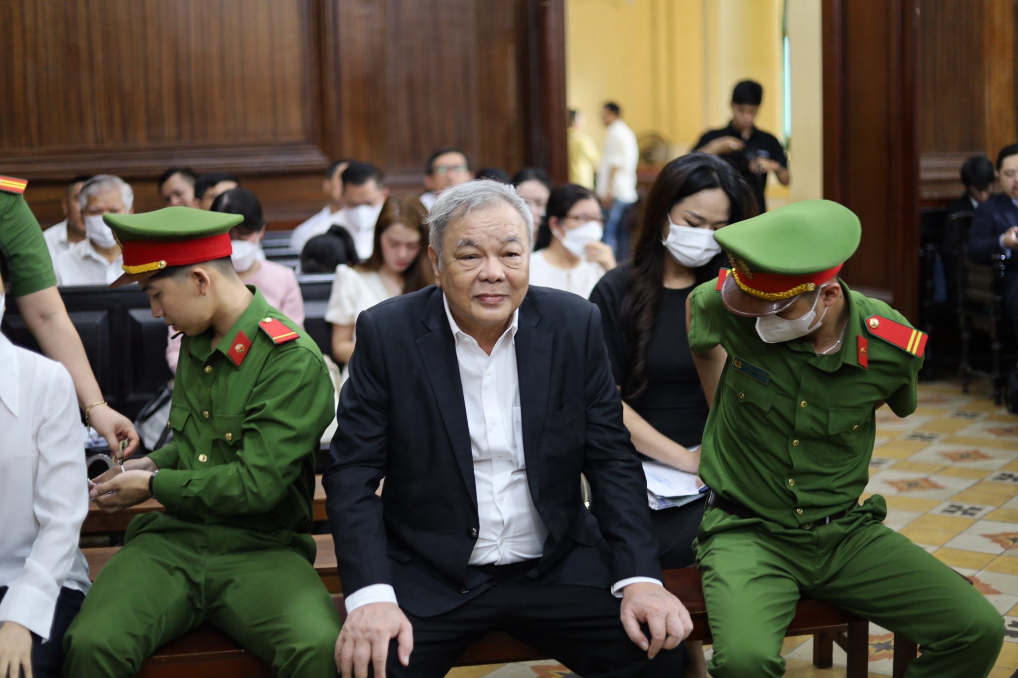 Hình ảnh ông Trần Quí Thanh và con gái Trần Uyên Phương được dẫn giải tới tòa- Ảnh 1.