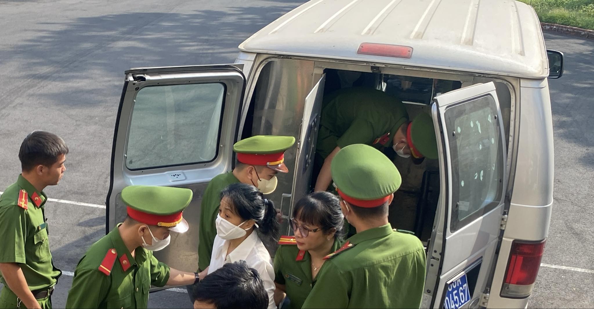 Hình ảnh ông Trần Quí Thanh và con gái Trần Uyên Phương được dẫn giải tới tòa- Ảnh 3.