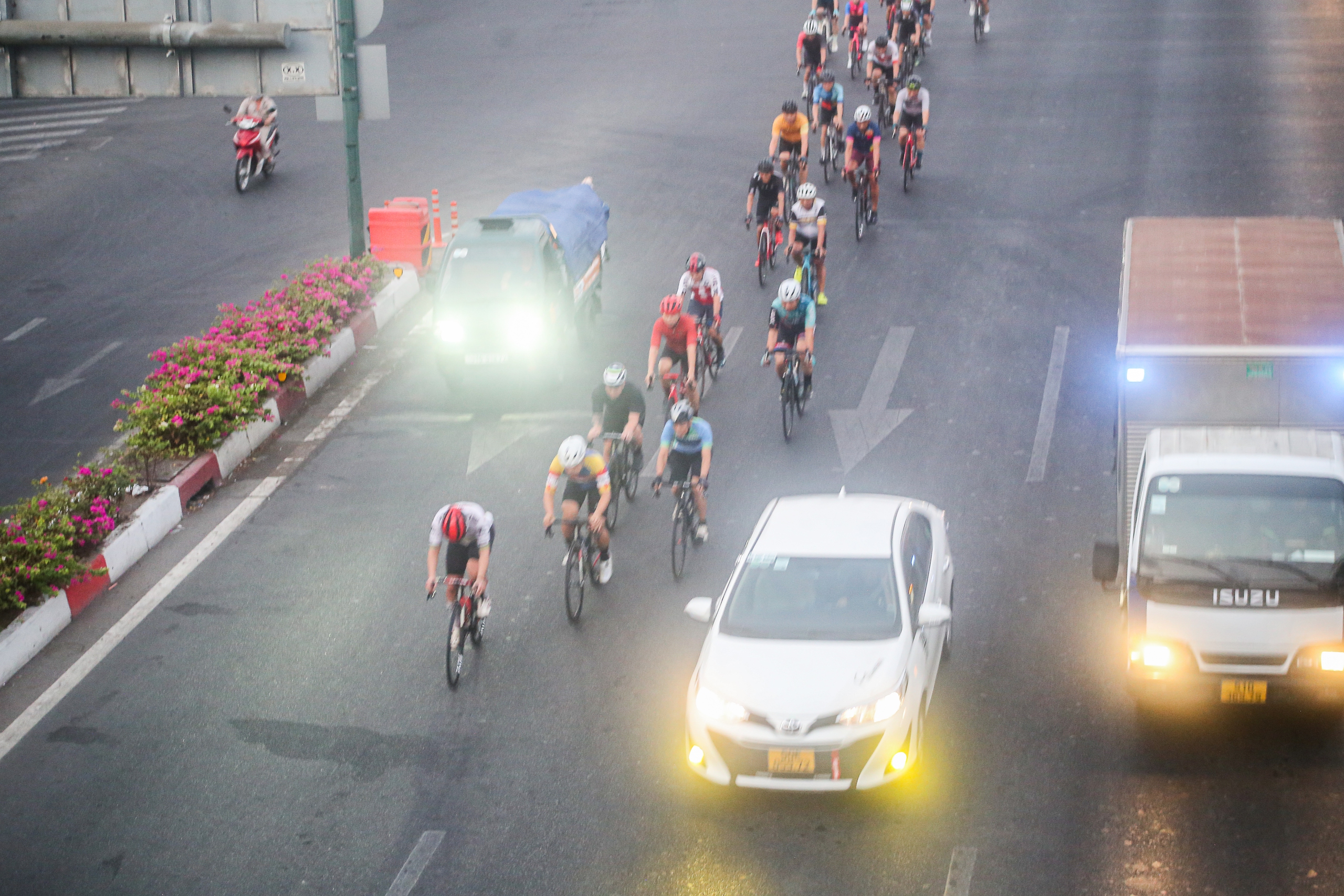 Hàng chục chiếc xe đạp nối đuôi nhau lấn đường, tạt đầu ô tô trên đường Phạm Văn Đồng- Ảnh 1.