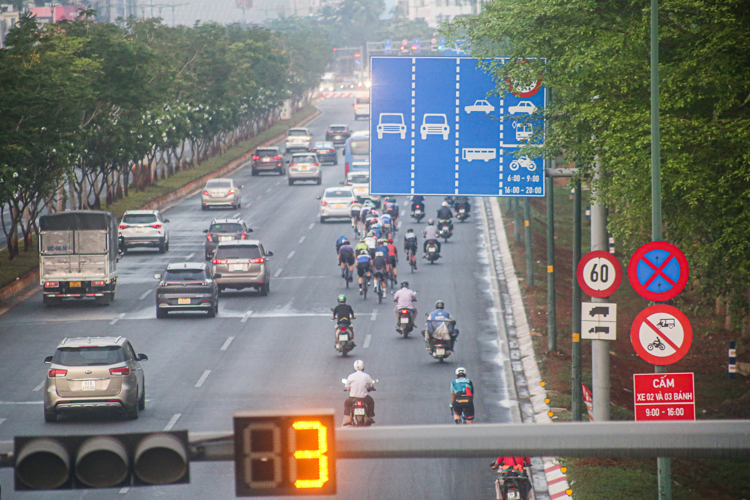 Hàng chục chiếc xe đạp nối đuôi nhau lấn đường, tạt đầu ô tô trên đường Phạm Văn Đồng- Ảnh 6.