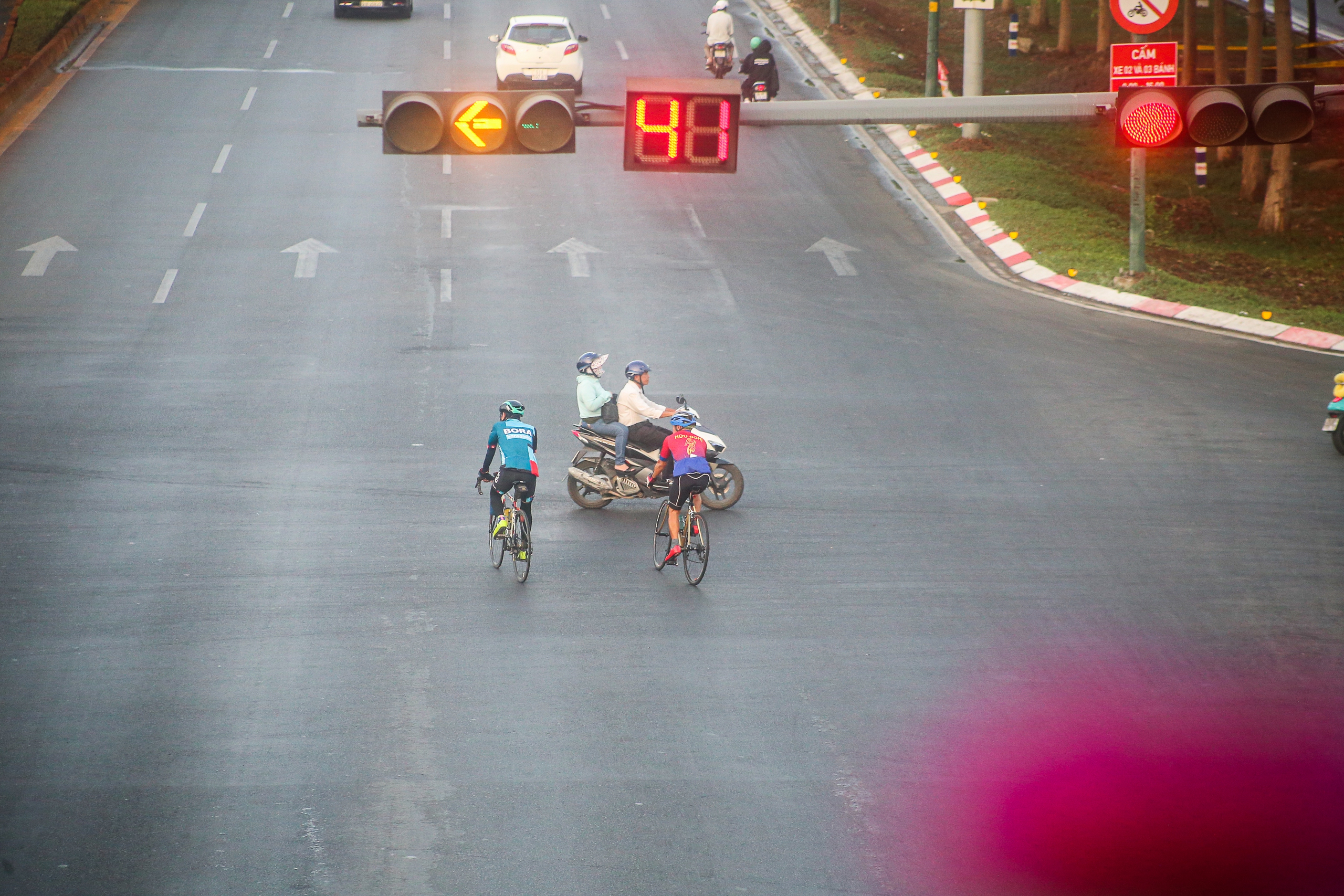 Hàng chục chiếc xe đạp nối đuôi nhau lấn đường, tạt đầu ô tô trên đường Phạm Văn Đồng- Ảnh 3.