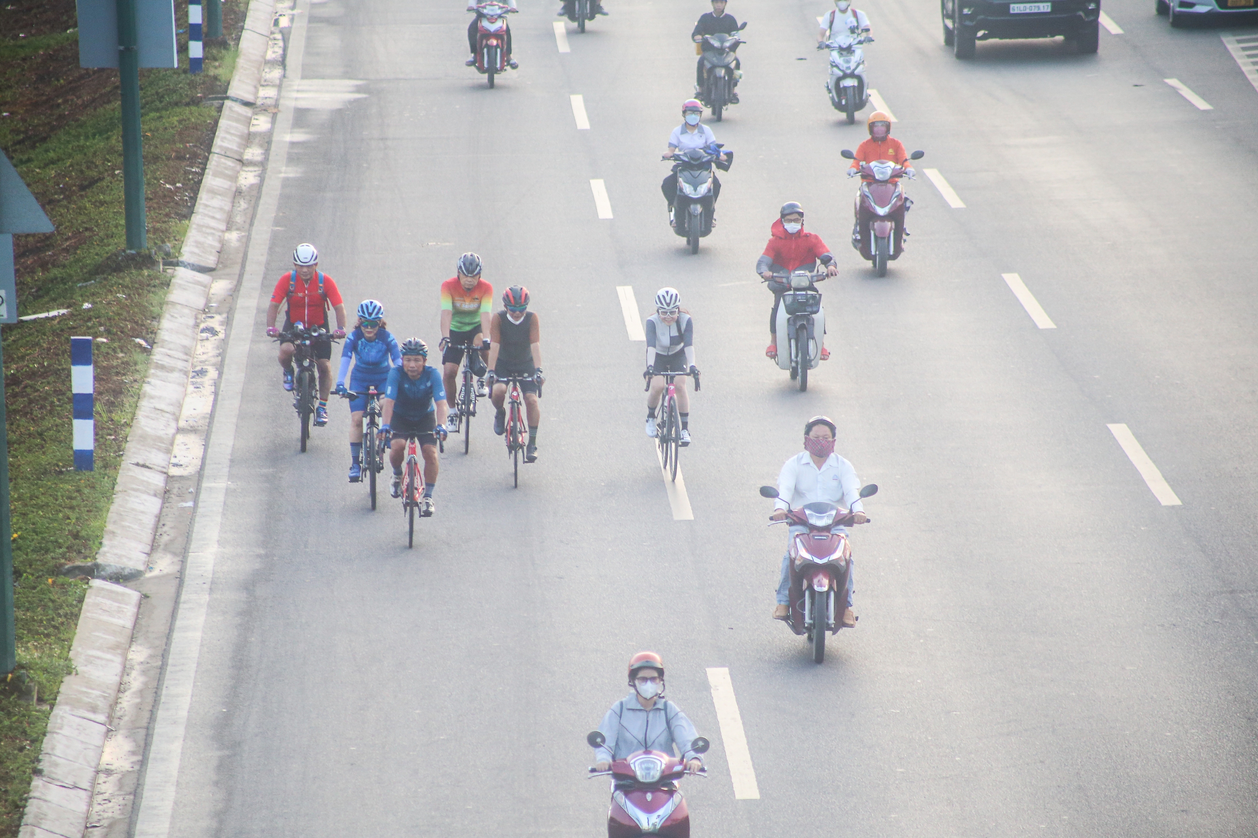 Hàng chục chiếc xe đạp nối đuôi nhau lấn đường, tạt đầu ô tô trên đường Phạm Văn Đồng- Ảnh 4.