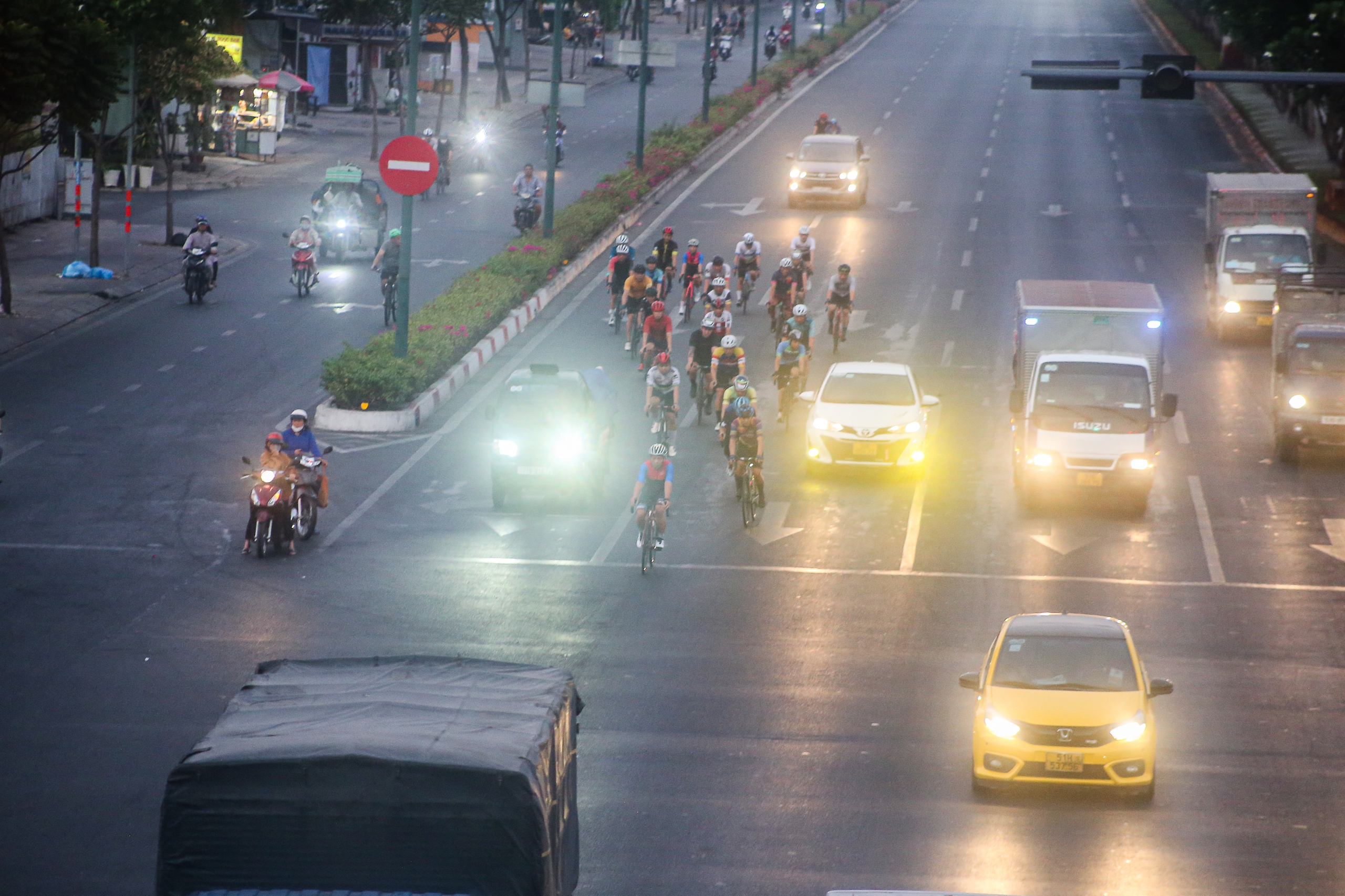 Hàng chục chiếc xe đạp nối đuôi nhau lấn đường, tạt đầu ô tô trên đường Phạm Văn Đồng- Ảnh 2.