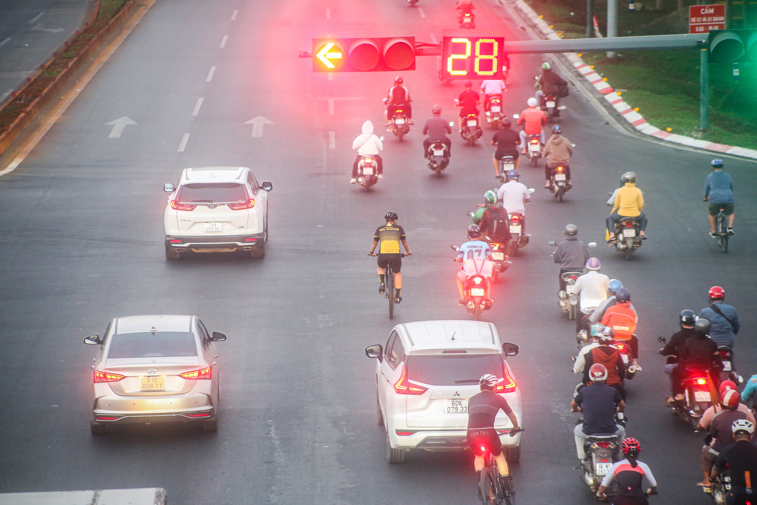 Hàng chục chiếc xe đạp nối đuôi nhau lấn đường, tạt đầu ô tô trên đường Phạm Văn Đồng- Ảnh 5.