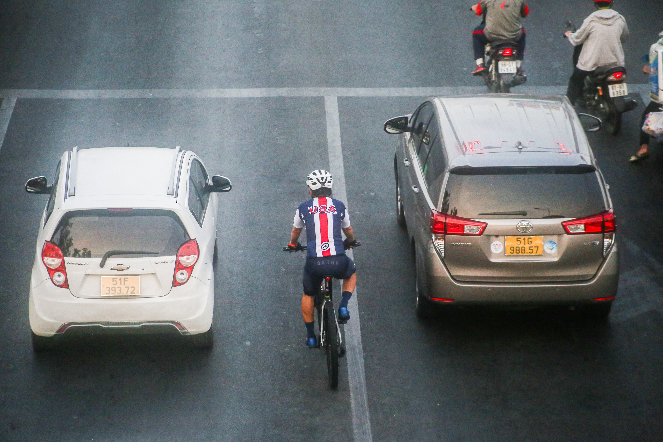 Hàng chục chiếc xe đạp nối đuôi nhau lấn đường, tạt đầu ô tô trên đường Phạm Văn Đồng- Ảnh 7.