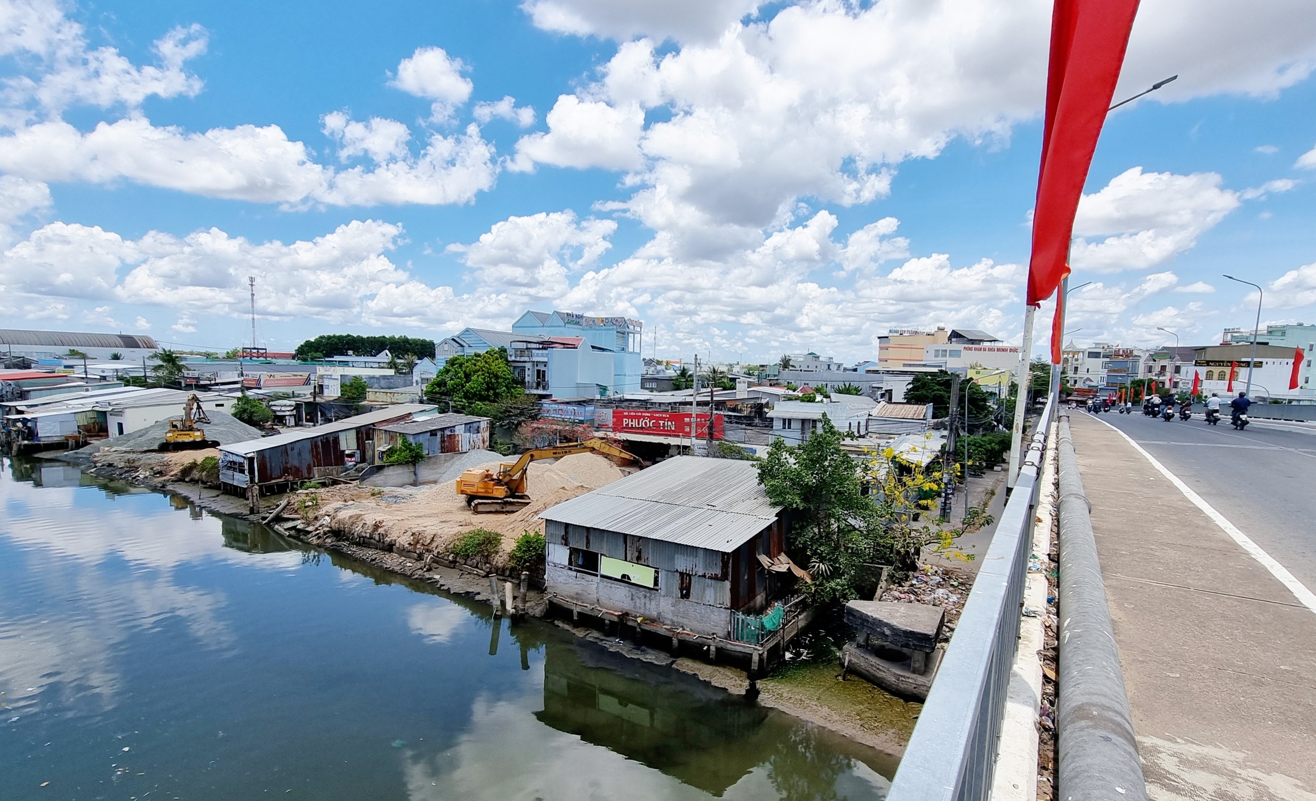 Cà Mau: Hai bến vật liệu xây dựng chui gây khói bụi giữa lòng thành phố- Ảnh 1.