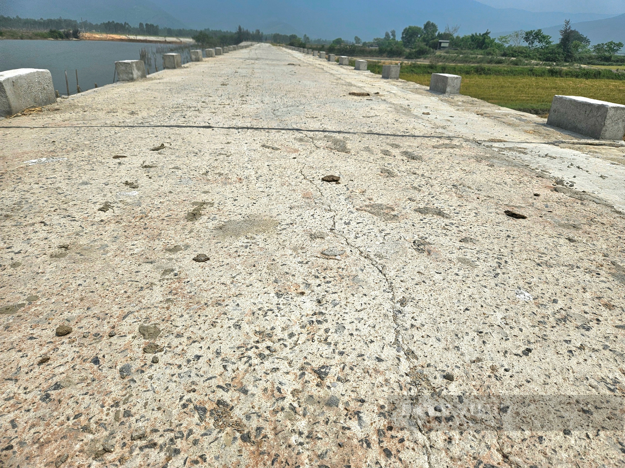 Quảng Bình: Đường kè ven sông gần 11 tỷ đồng làm xong đã xuất hiện nhiều vết rạn nứt- Ảnh 1.