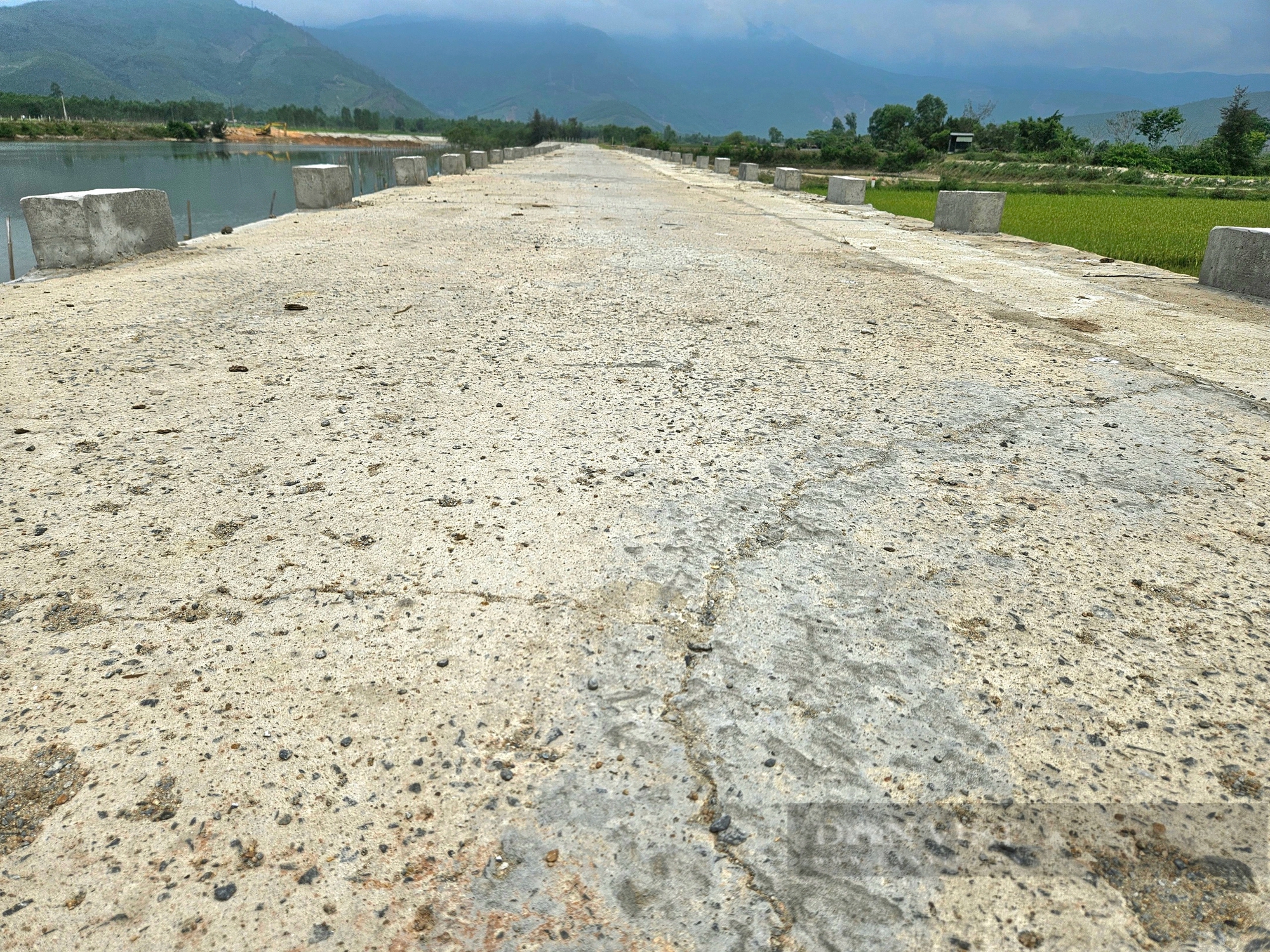 Quảng Bình: Đường kè ven sông gần 11 tỷ đồng làm xong đã xuất hiện nhiều vết rạn nứt- Ảnh 4.