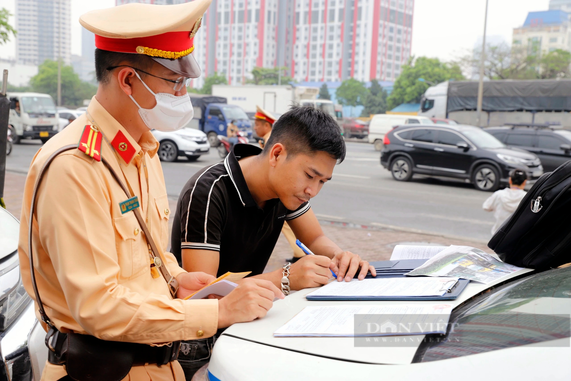 Công an Hà Nội xử lý hàng loạt xe khách vi phạm trước kỳ nghỉ lễ kéo dài 5 ngày- Ảnh 8.