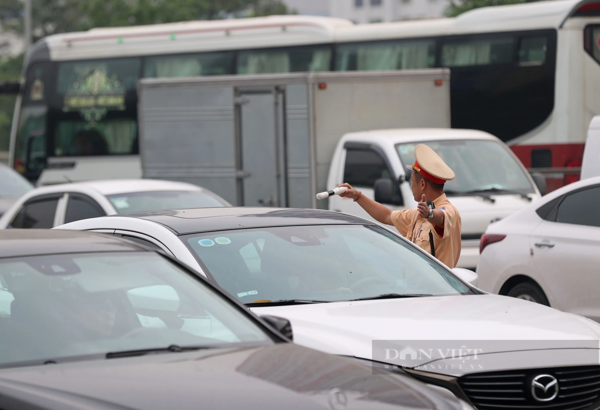 Công an Hà Nội xử lý hàng loạt xe khách vi phạm trước kỳ nghỉ lễ kéo dài 5 ngày- Ảnh 10.