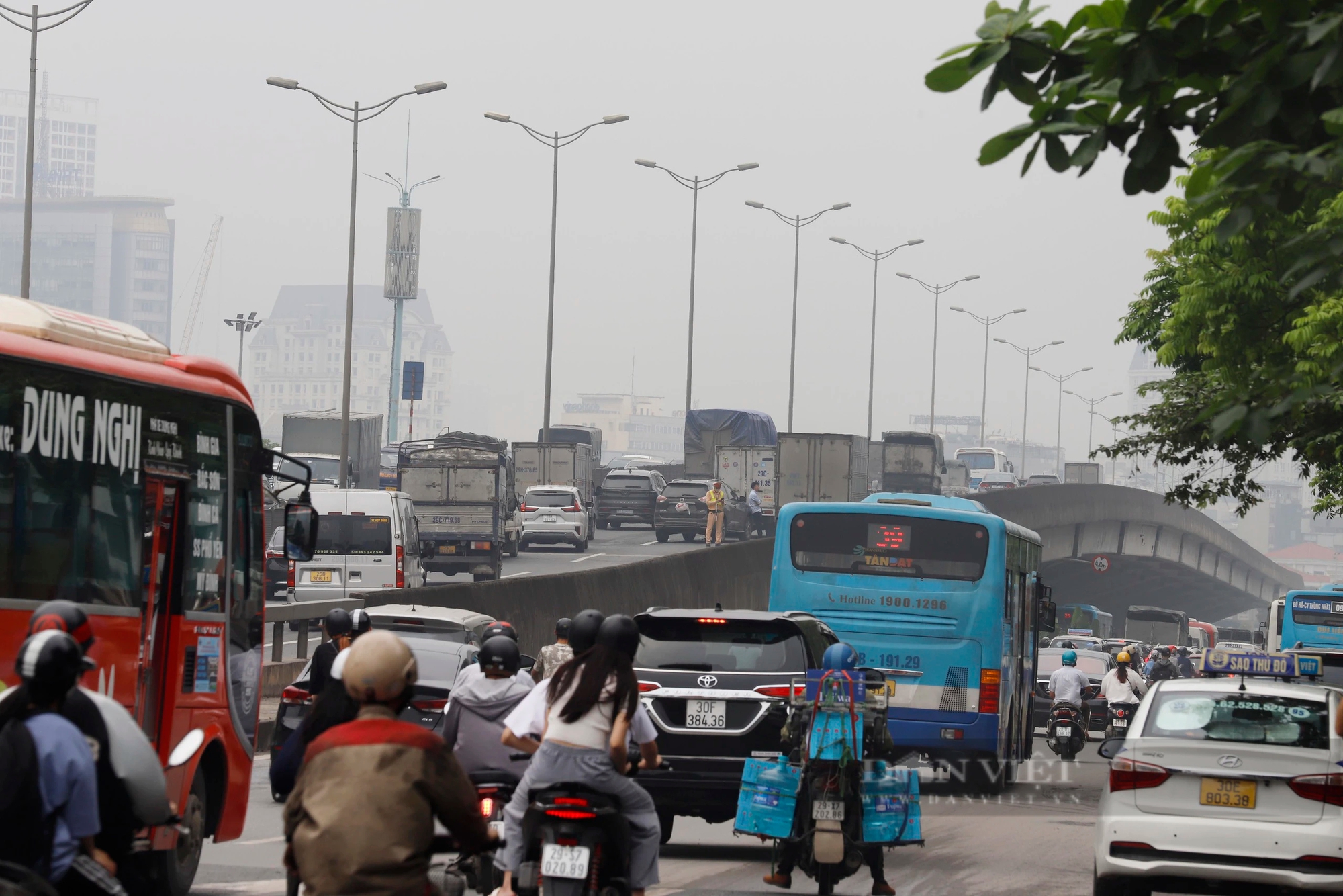 Công an Hà Nội xử lý hàng loạt xe khách vi phạm trước kỳ nghỉ lễ kéo dài 5 ngày- Ảnh 1.