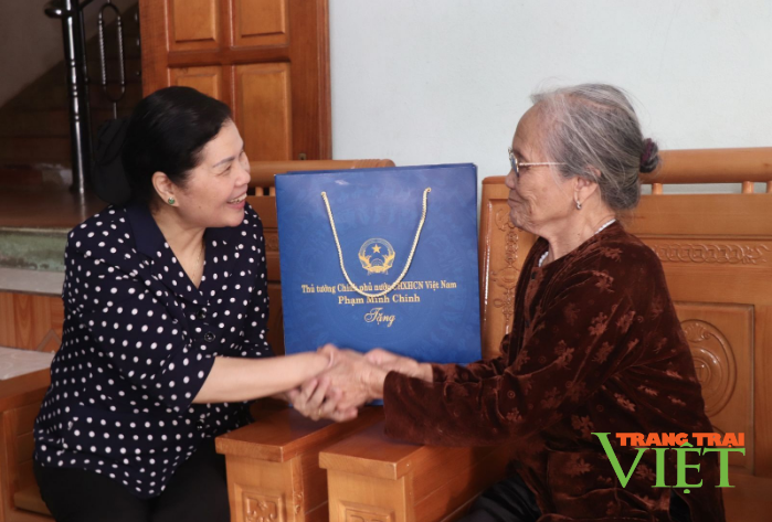 Bí thư Tỉnh ủy Lai Châu thăm hỏi, tặng quà các chiến sĩ Điện Biên- Ảnh 1.