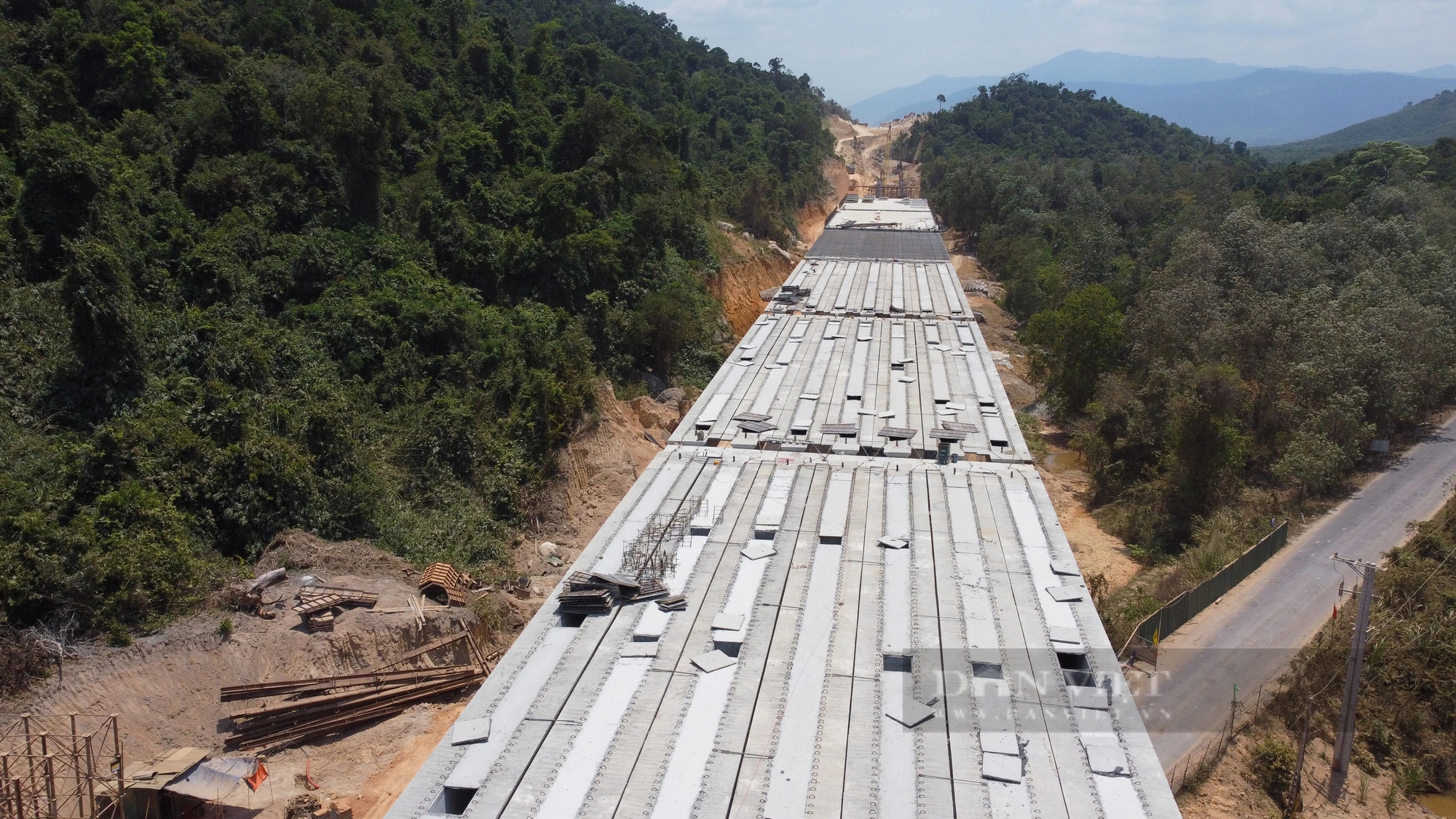 Hàng trăm công nhân thi công cầu dài nhất tuyến cao tốc Vân Phong - Nha Trang- Ảnh 2.