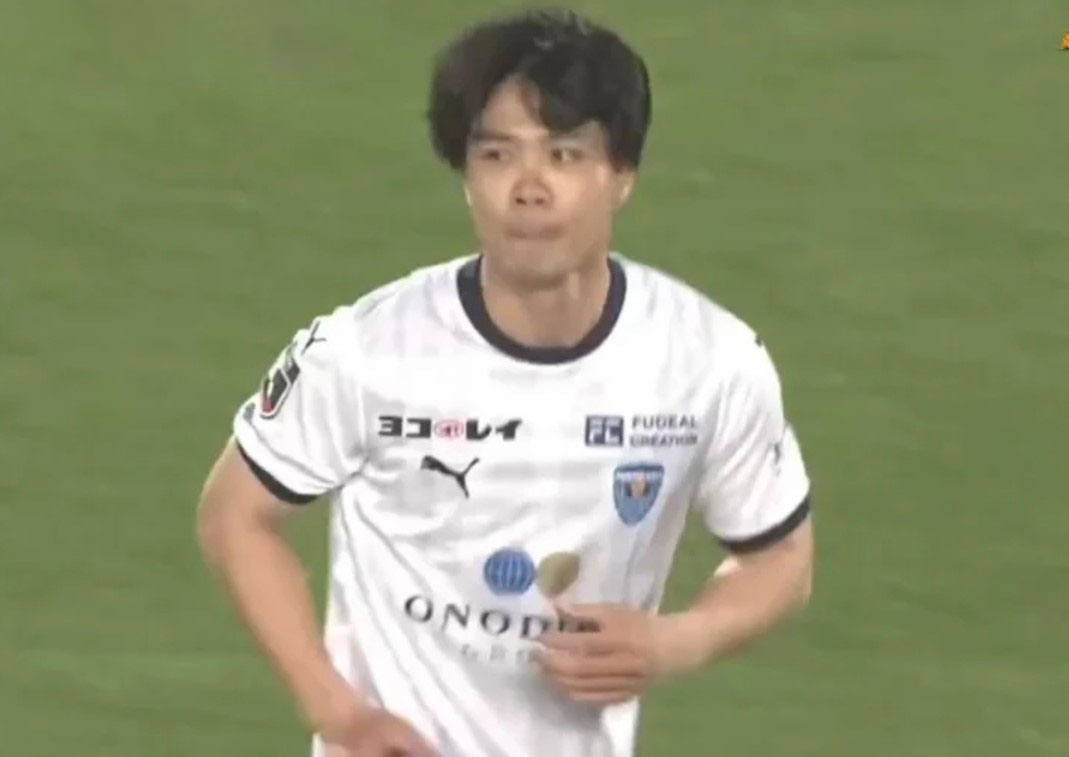 Lần đầu đá chính cho Yokohama FC, Công Phượng nhận ngay thẻ vàng- Ảnh 2.