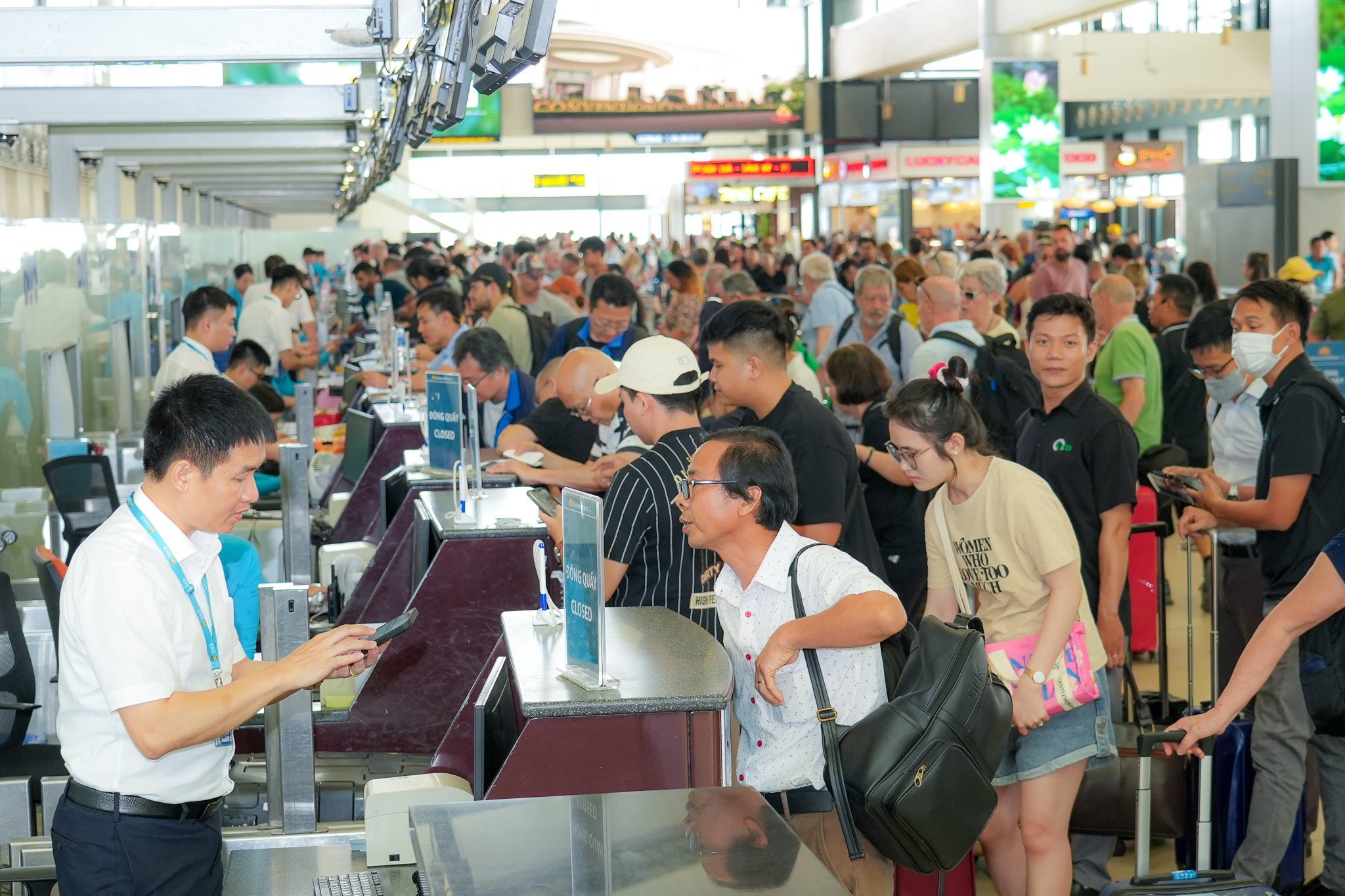 Cao điểm nghỉ lễ 30/4 - 1/5, sân bay Nội Bài có đón khoảng  94.000 lượt khách - Ảnh 1.