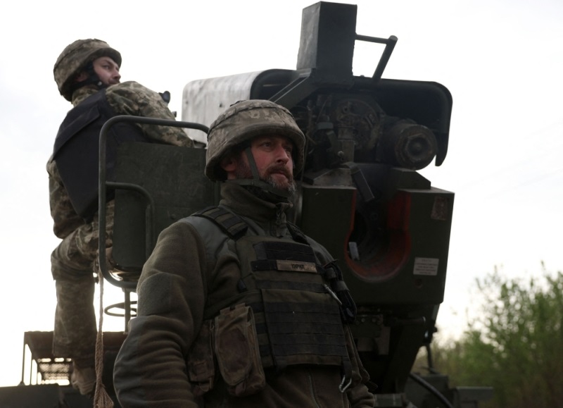 Thiếu binh sĩ trầm trọng, Ukraine mạnh tay ép đàn ông ở nước ngoài về nước bất chấp chỉ trích gay gắt- Ảnh 1.