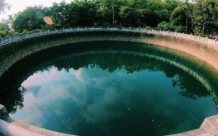 Bên trong giếng nước lập kỷ lục lớn nhất Việt Nam, nghìn năm không bao giờ cạn có gì?- Ảnh 1.
