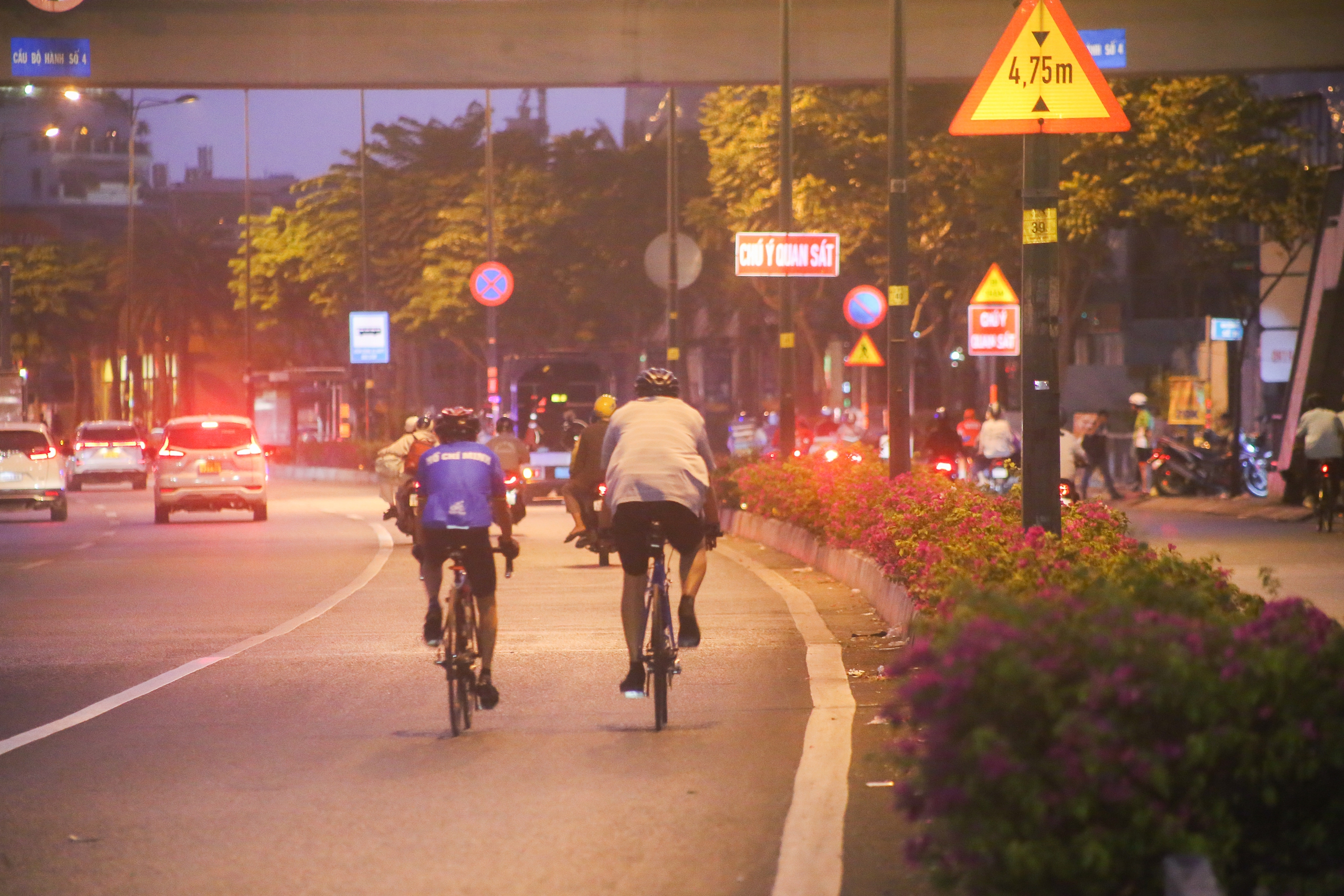 Thấy chốt CSGT hàng chục người đi xe đạp khiêng xe qua lươn, tháo chạy ngược chiều trên đường cấm- Ảnh 3.