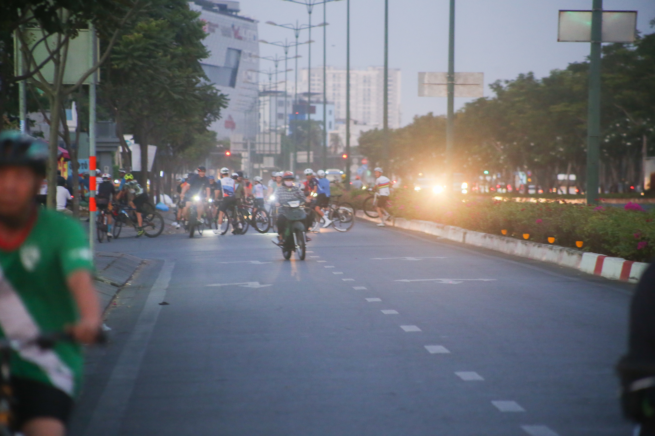 Thấy chốt CSGT hàng chục người đi xe đạp khiêng xe qua lươn, tháo chạy ngược chiều trên đường cấm- Ảnh 6.