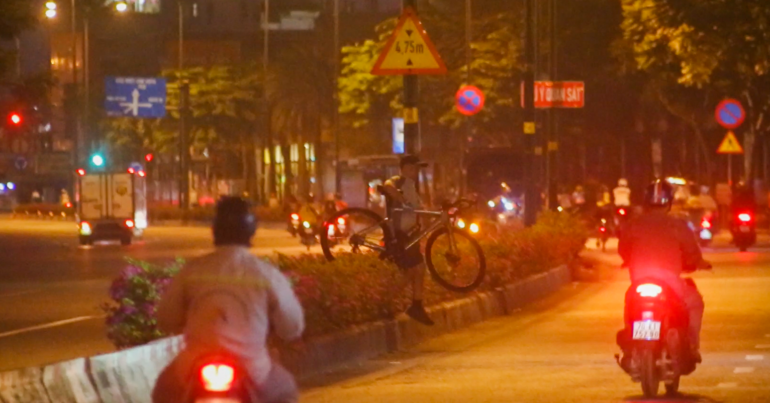 Thấy chốt CSGT hàng chục người đi xe đạp khiêng xe qua lươn, tháo chạy ngược chiều trên đường cấm- Ảnh 4.
