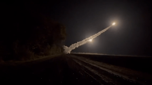 Mỹ bí mật chuyển tên lửa tầm bắn 300 km cho Ukraine- Ảnh 13.