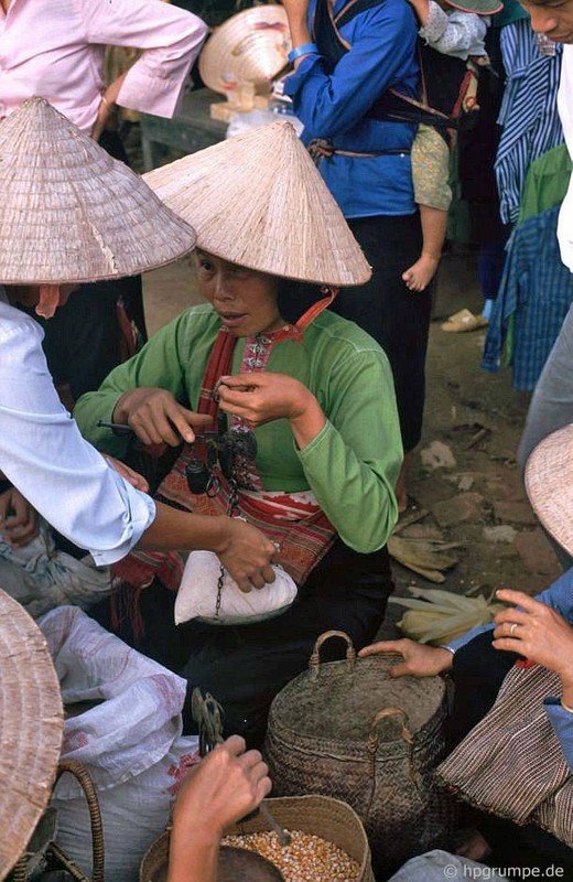Sắc màu rực rỡ của chợ Điện Biên Phủ năm 1992- Ảnh 7.
