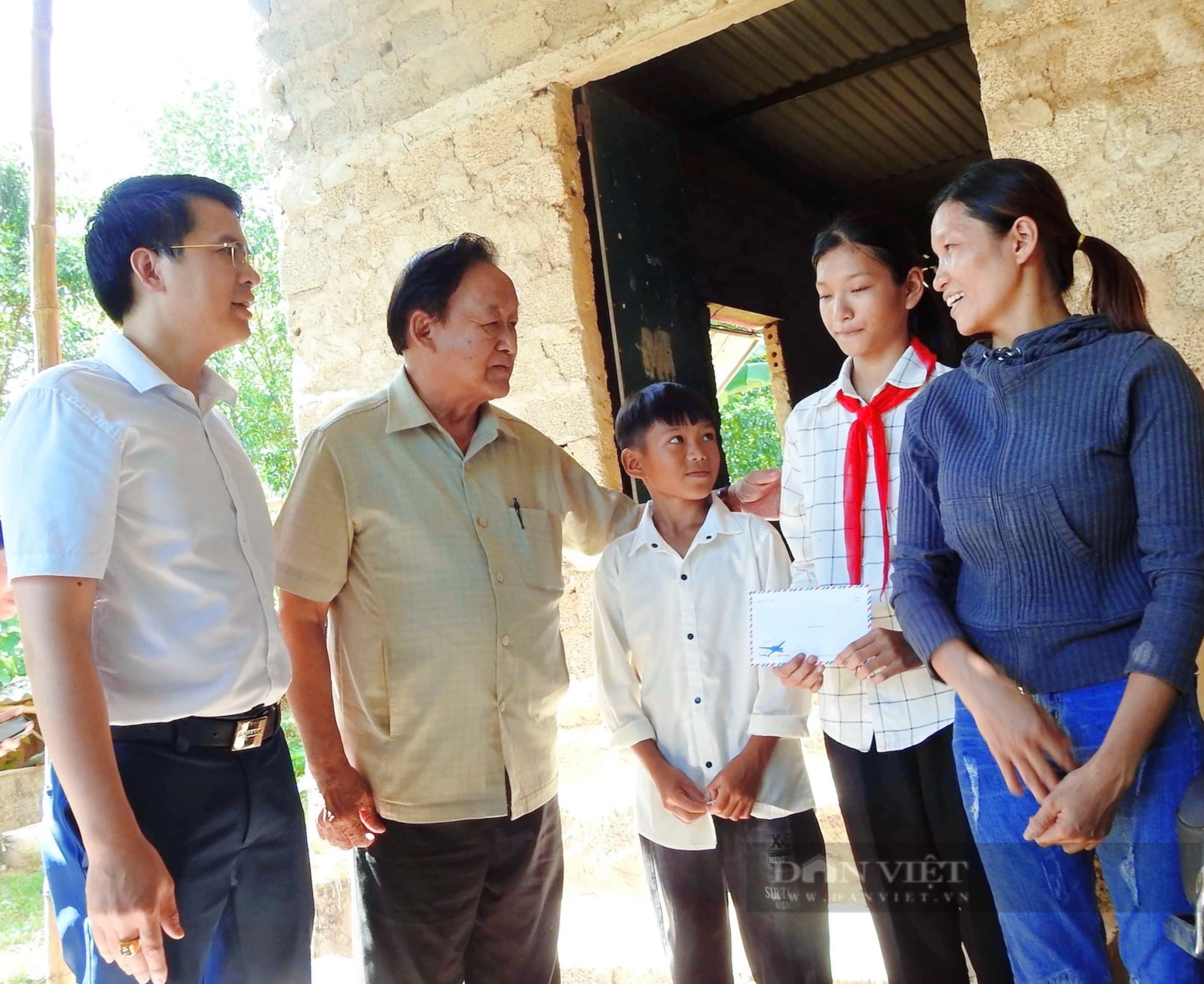 Báo Nông thôn Ngày Nay nâng bước con em nông, ngư dân nghèo tới trường- Ảnh 2.