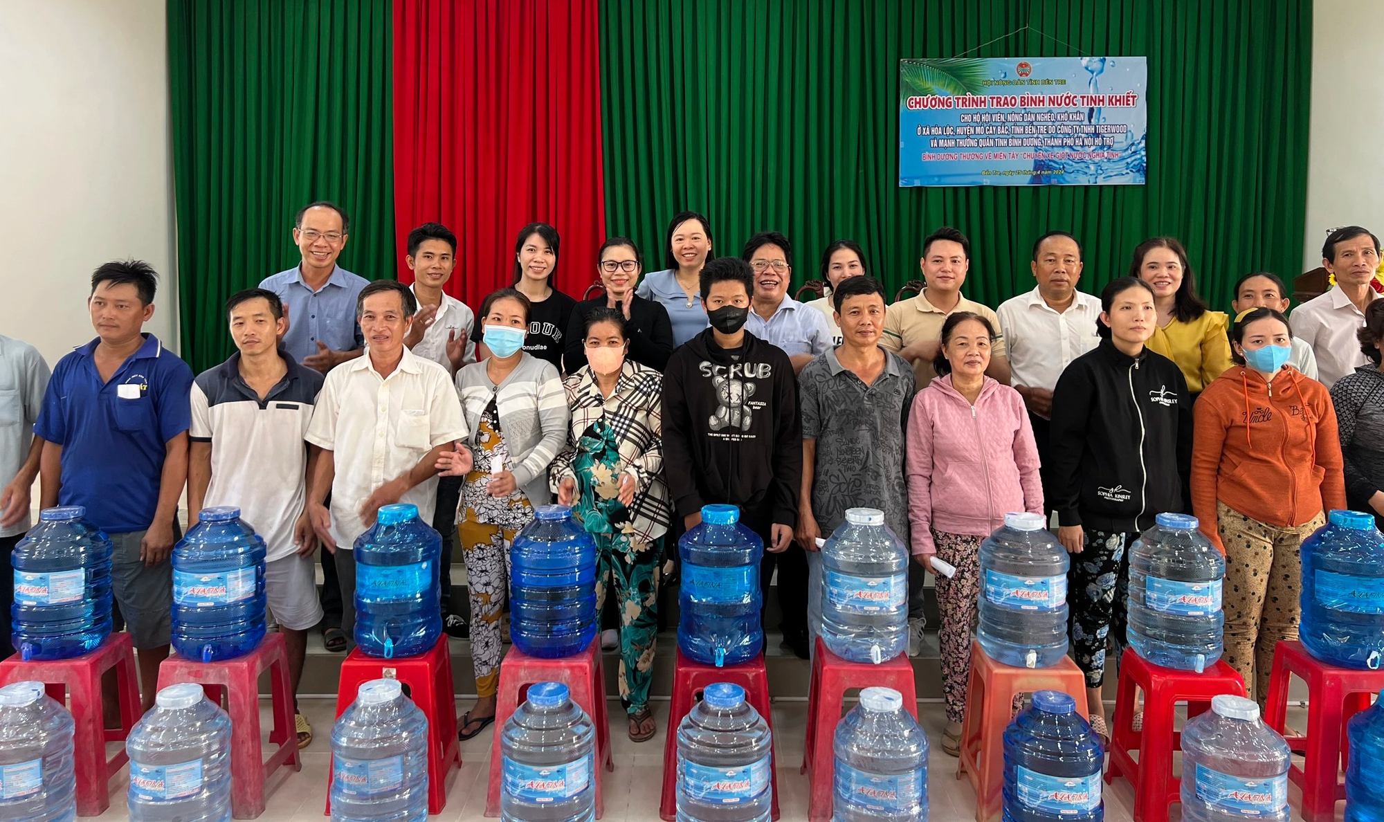 Hội Nông dân Bến Tre phối hợp trao hàng nghìn bình nước ngọt miễn phí cho nông dân mùa khô hạn- Ảnh 1.