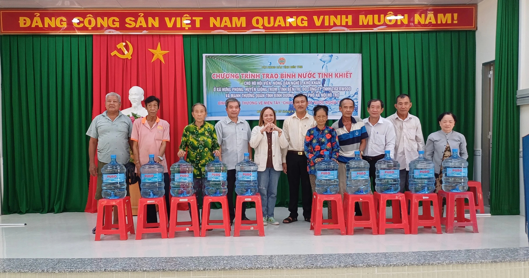 Hội Nông dân Bến Tre phối hợp trao hàng nghìn bình nước ngọt miễn phí cho nông dân mùa khô hạn- Ảnh 2.