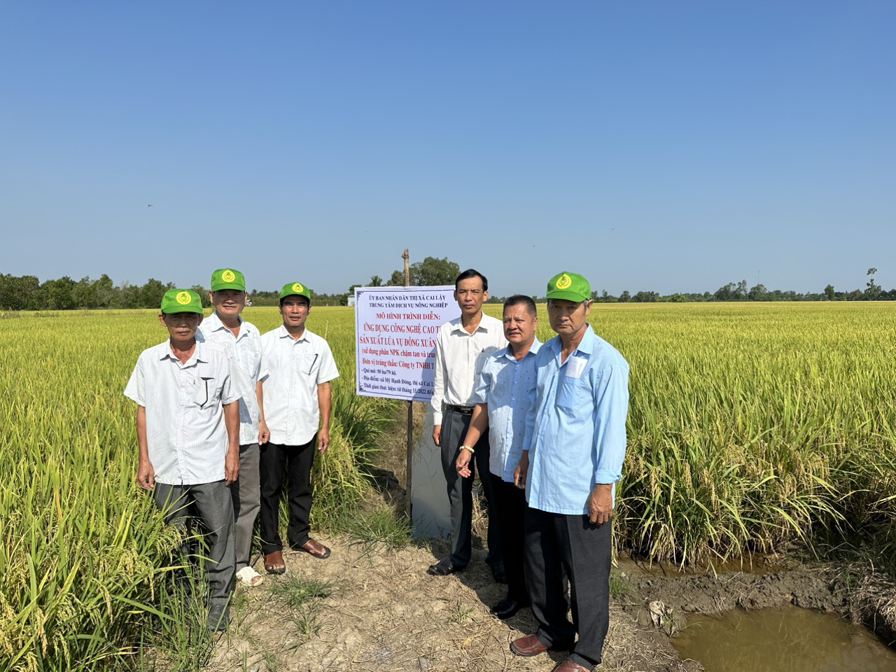 Nông dân Việt Nam xuất sắc đến từ tỉnh Tiền Giang tặng sổ bảo hiểm xã hội tự nguyện cho nông dân- Ảnh 2.
