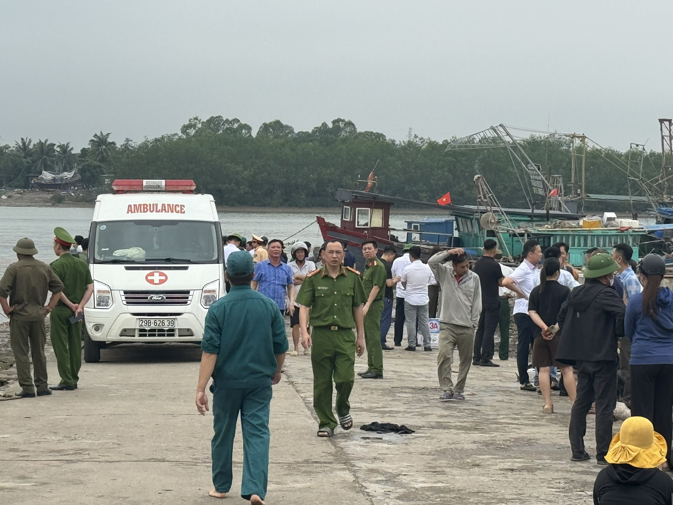 Quảng Ninh: Dông lốc đánh chìm thuyền nan, 4 người mất tích trên sông - Ảnh 1.