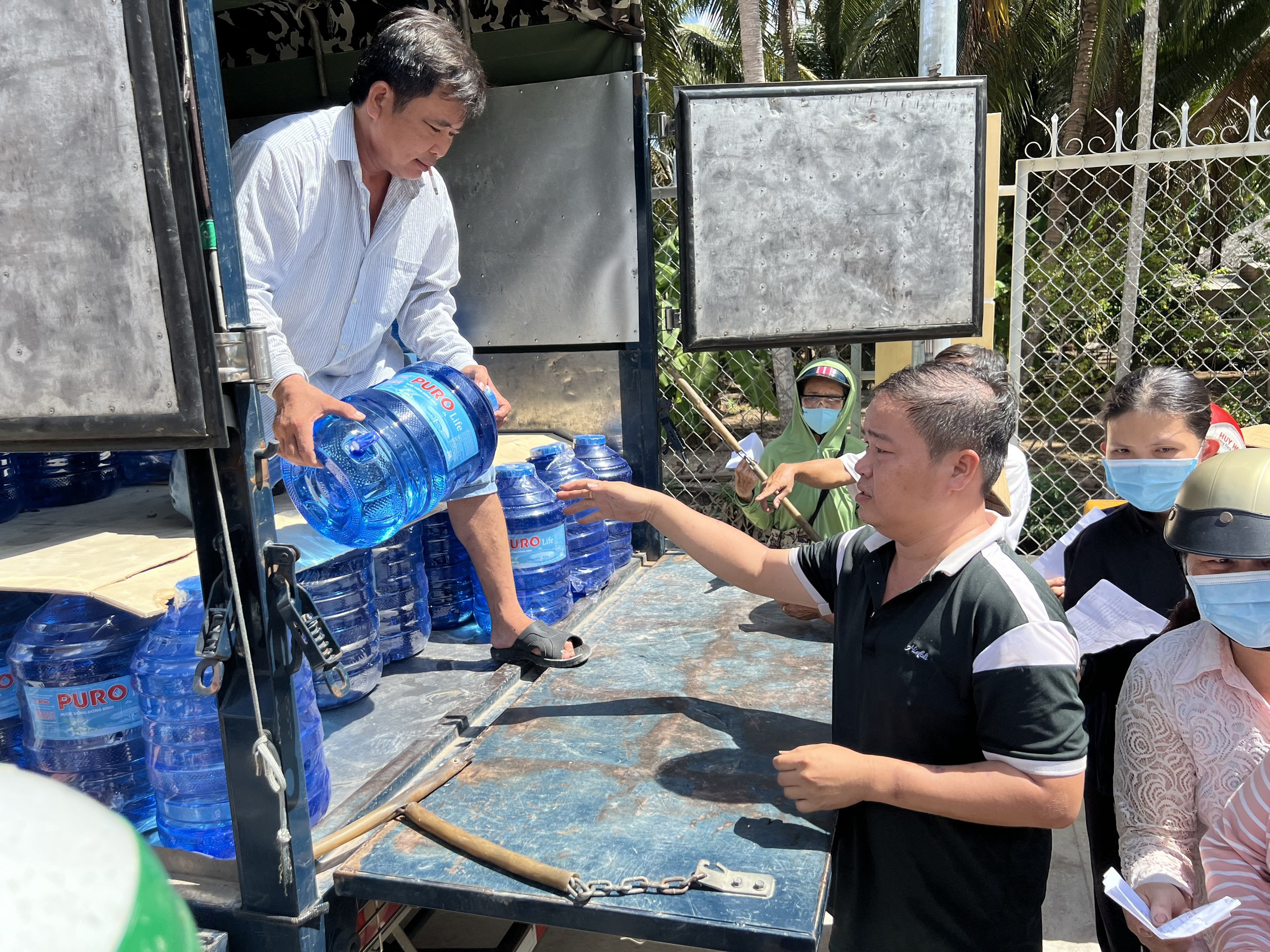Hội Nông dân Bến Tre phối hợp trao hàng nghìn bình nước ngọt miễn phí cho nông dân mùa khô hạn- Ảnh 4.