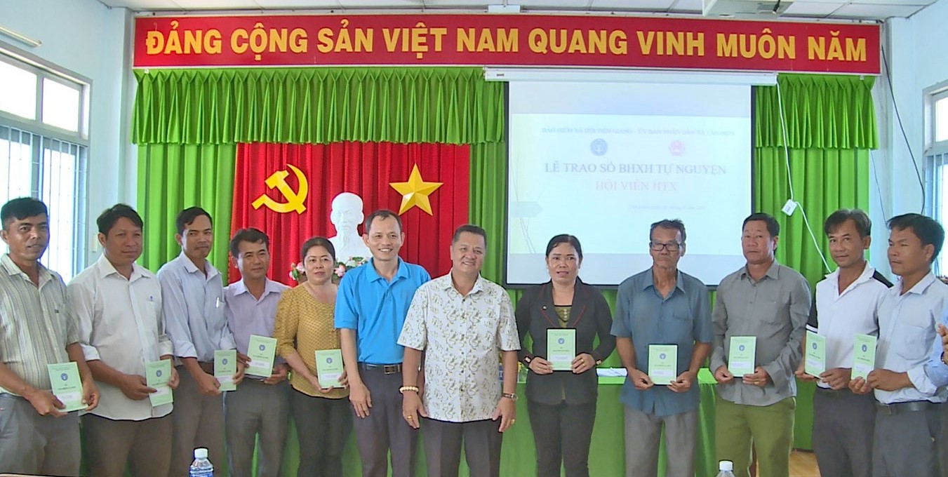 Nông dân Việt Nam xuất sắc đến từ tỉnh Tiền Giang tặng sổ bảo hiểm xã hội tự nguyện cho nông dân- Ảnh 1.