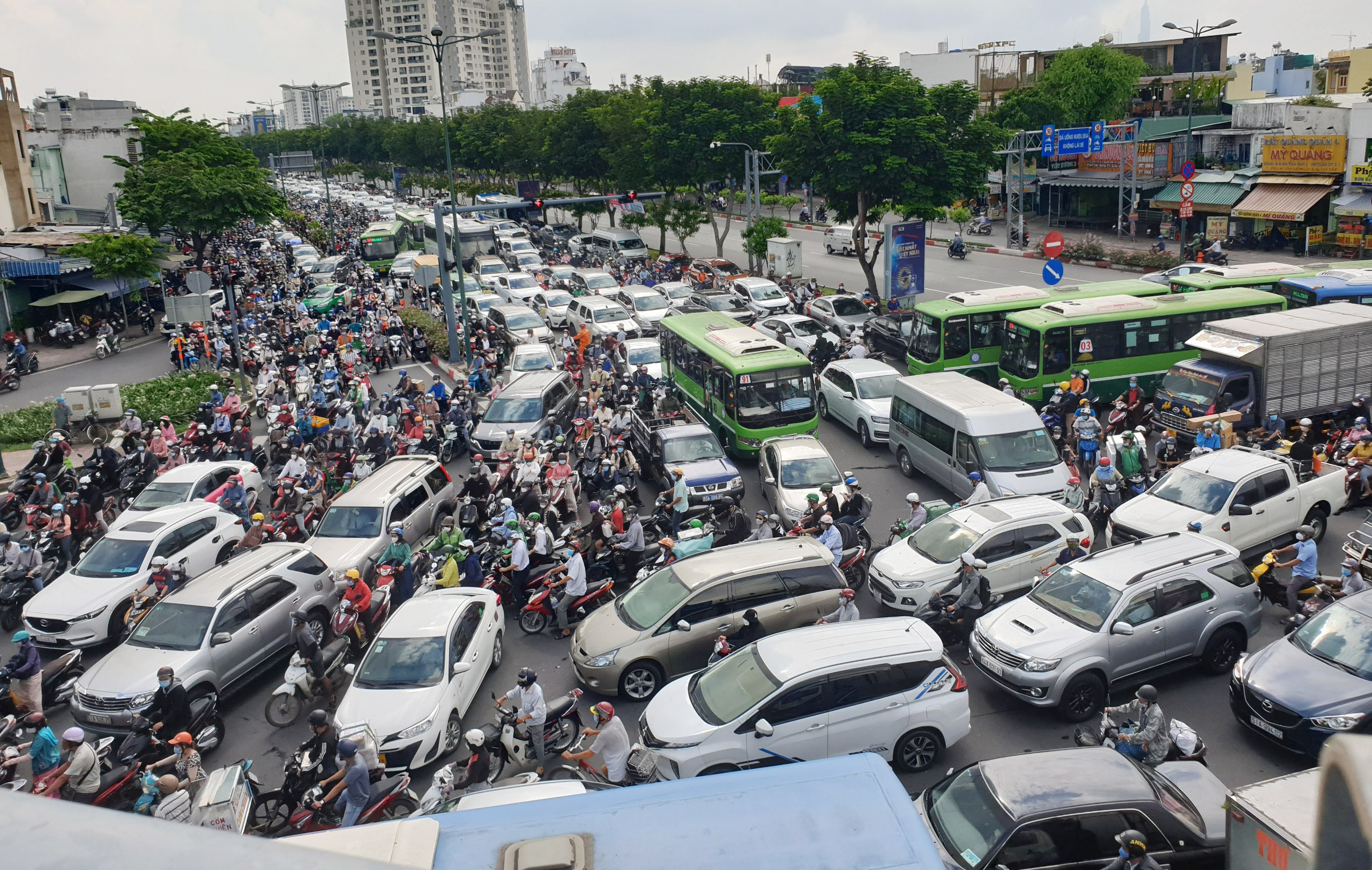 Nhiều xe máy đi vào làn ô tô, TP.HCM xem xét điều chỉnh giao thông đường Phạm Văn Đồng- Ảnh 2.