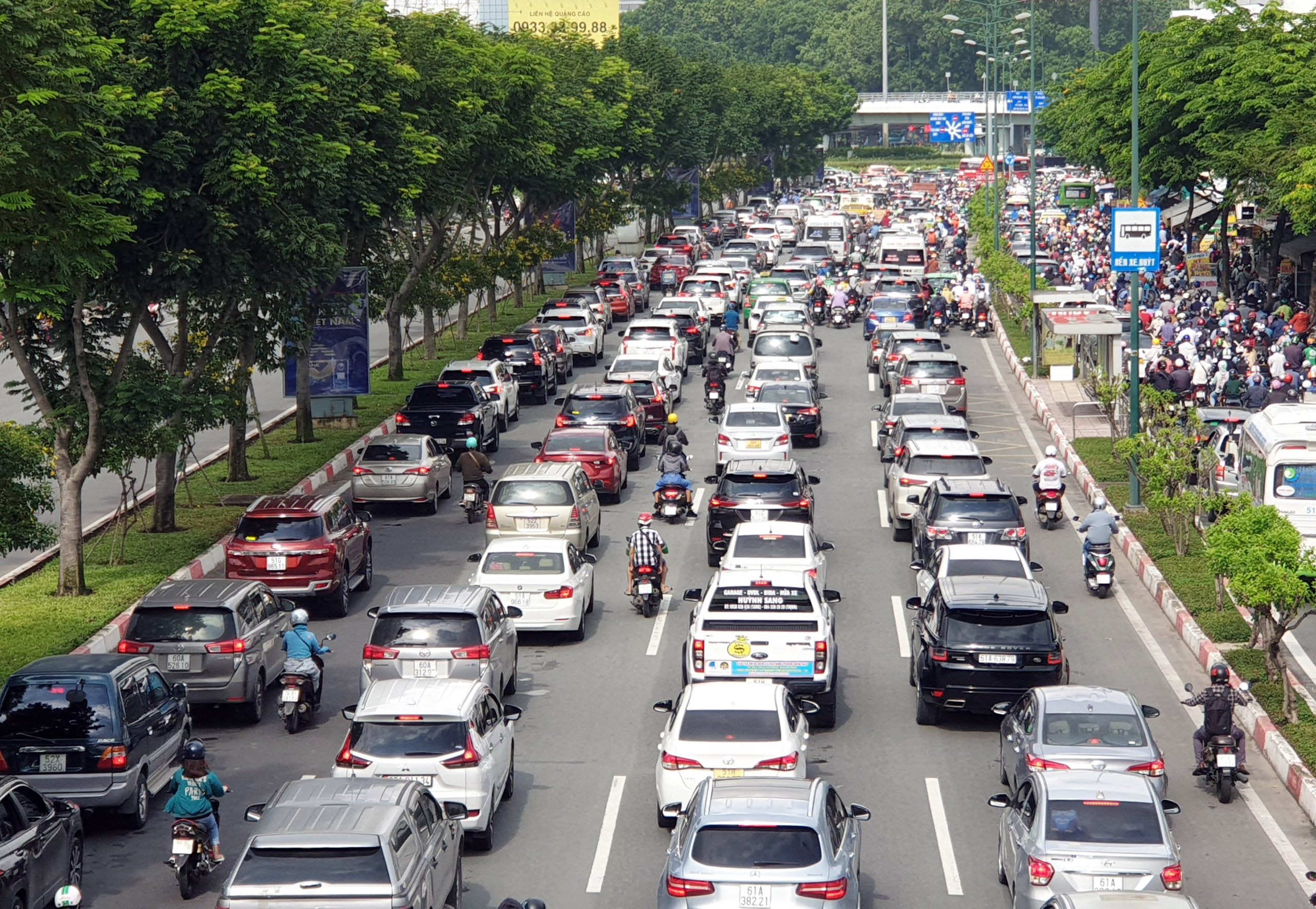 Nhiều xe máy đi vào làn ô tô, TP.HCM xem xét điều chỉnh giao thông đường Phạm Văn Đồng- Ảnh 1.