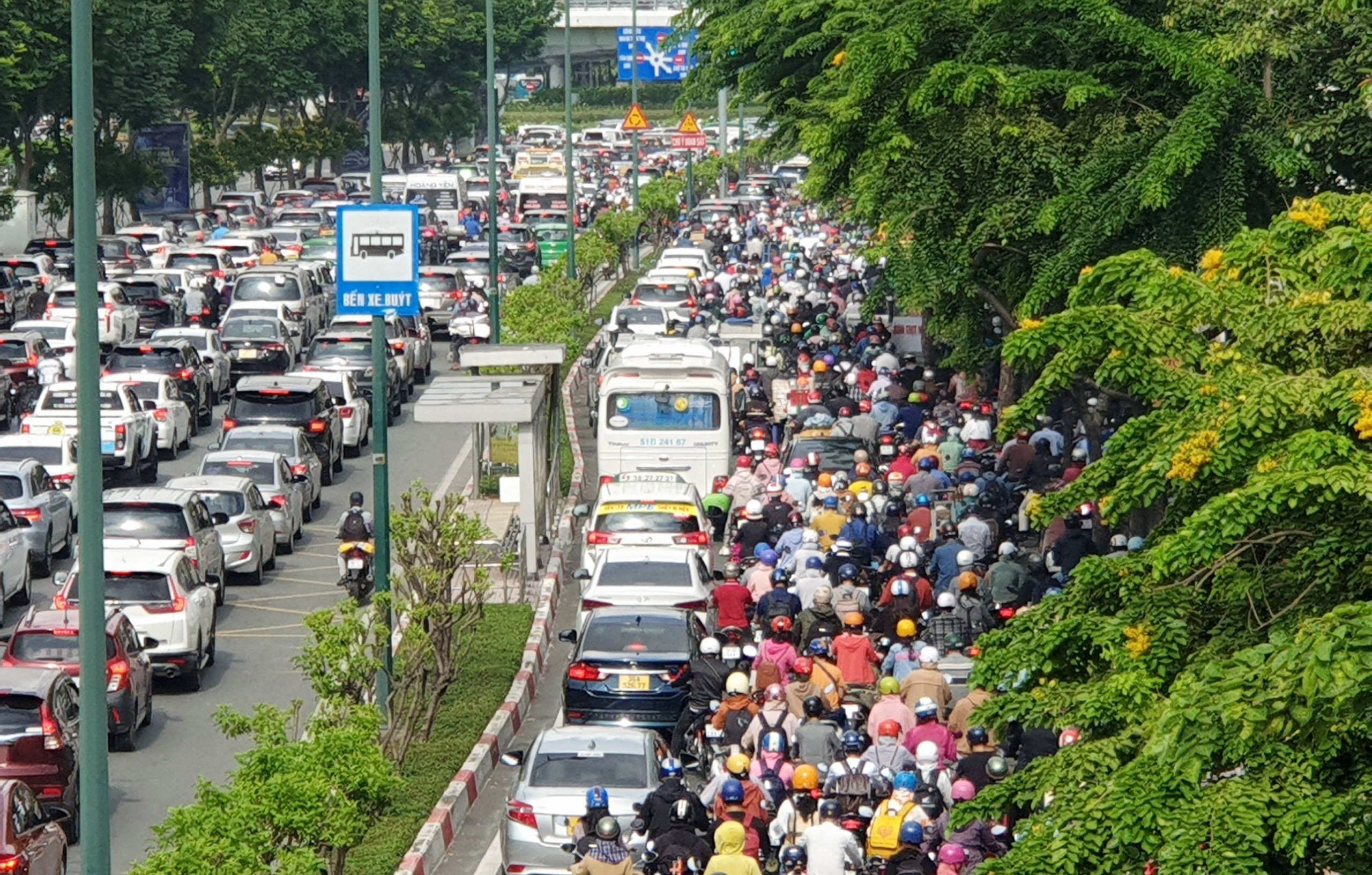 Tránh xe máy lấn vào làn ô tô, TP.HCM tính phân làn lại đường Phạm Văn Đồng - Ảnh 1.