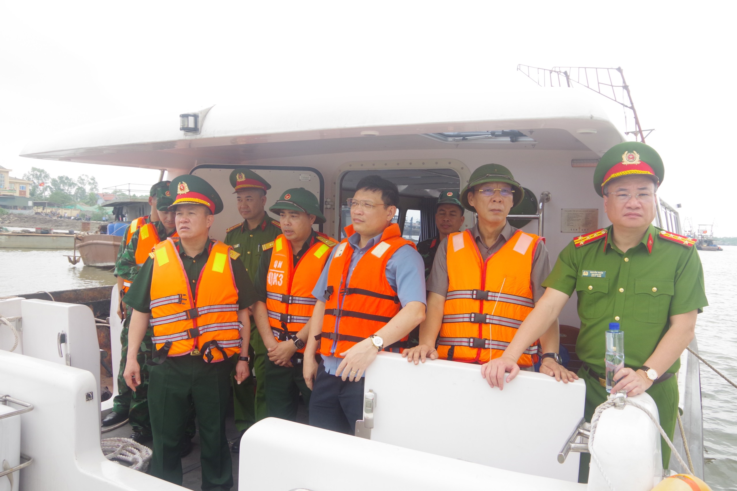 Thủ tướng chỉ đạo khẩn trương tìm kiếm người mất tích do chìm thuyền nan tại Quảng Ninh- Ảnh 1.