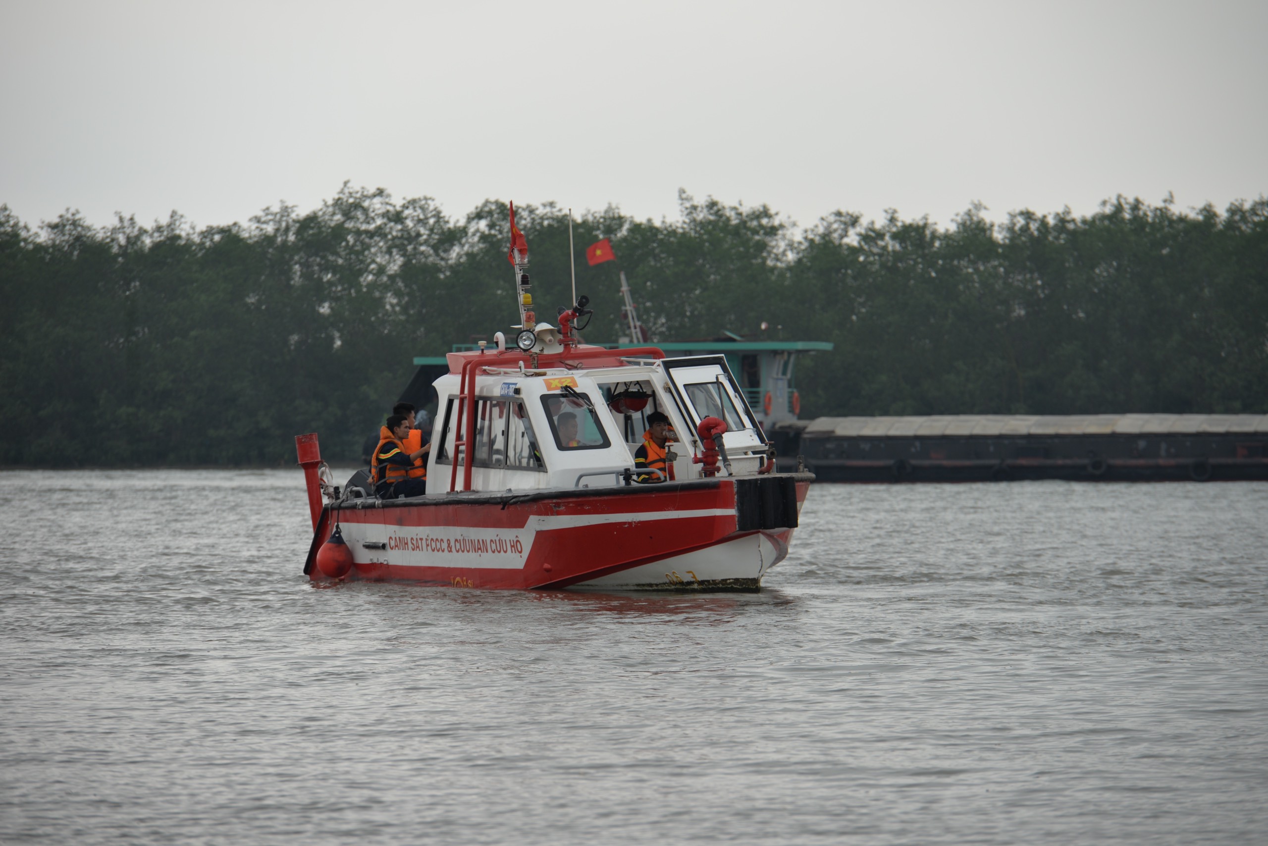 Thủ tướng chỉ đạo khẩn trương tìm kiếm người mất tích do chìm thuyền nan tại Quảng Ninh- Ảnh 2.