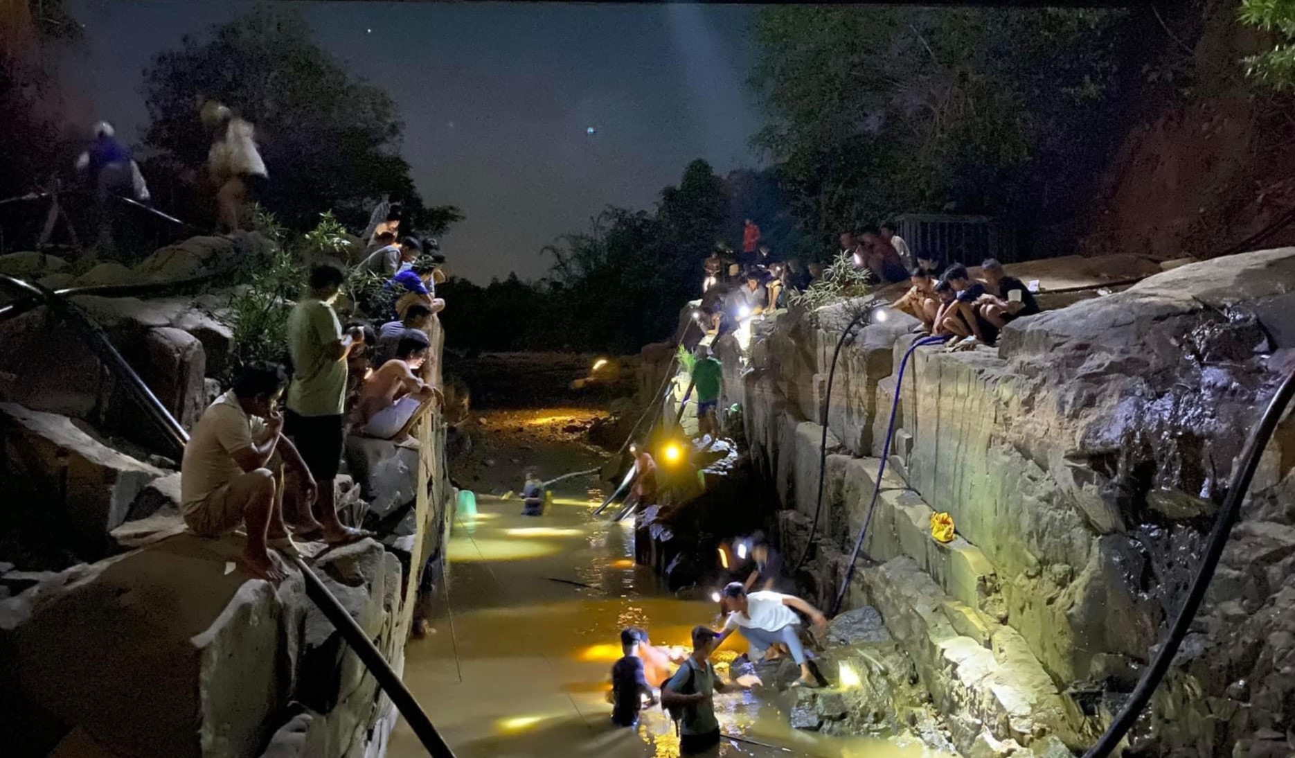 Bắt cá dưới ánh đèn pin nhập nhoạng ở con sông cạn lớn nhất vùng trồng sầu riêng của Lâm Đồng- Ảnh 2.