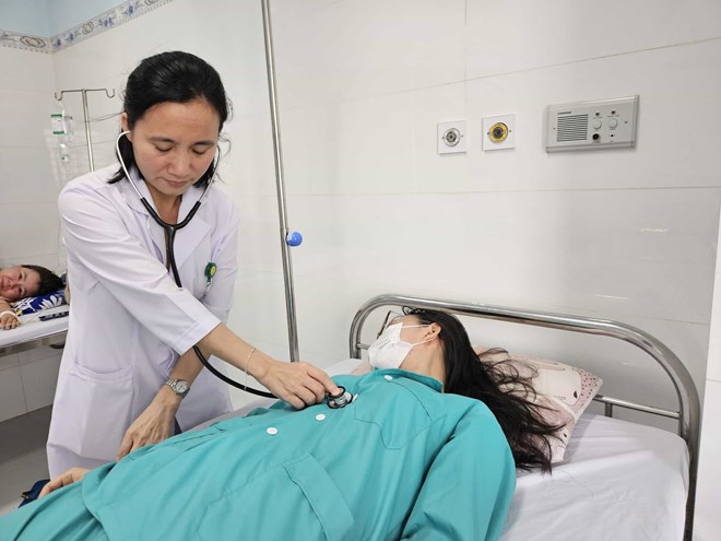 Hàng chục trường hợp ở Khánh Sơn nhập viện: Vi khuẩn Staphylococcus aureus là tác nhân gây ngộ độc- Ảnh 1.