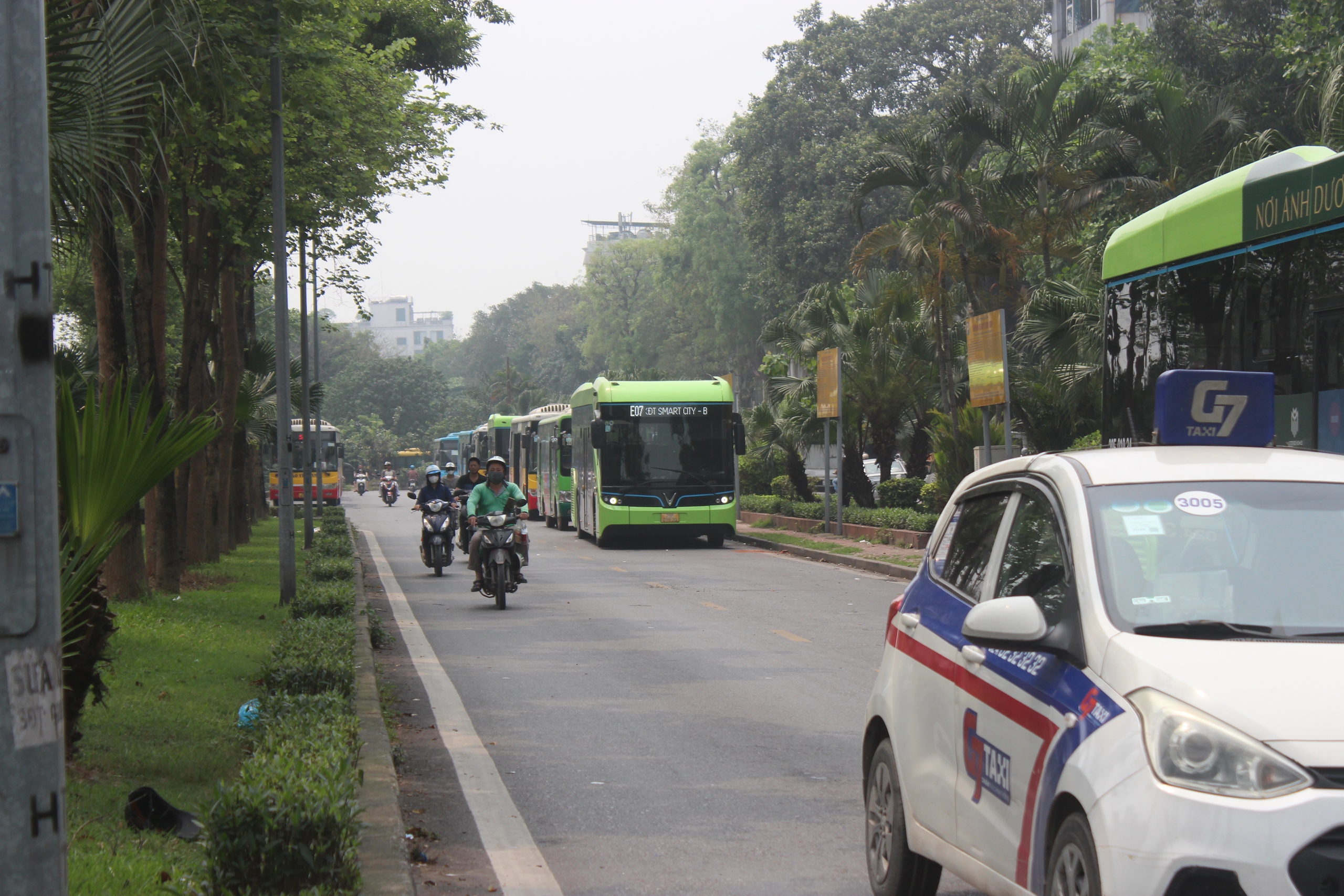 Xe máy "vô tư" đi vào tuyến đường dành riêng cho xe buýt ở Hà Nội- Ảnh 1.