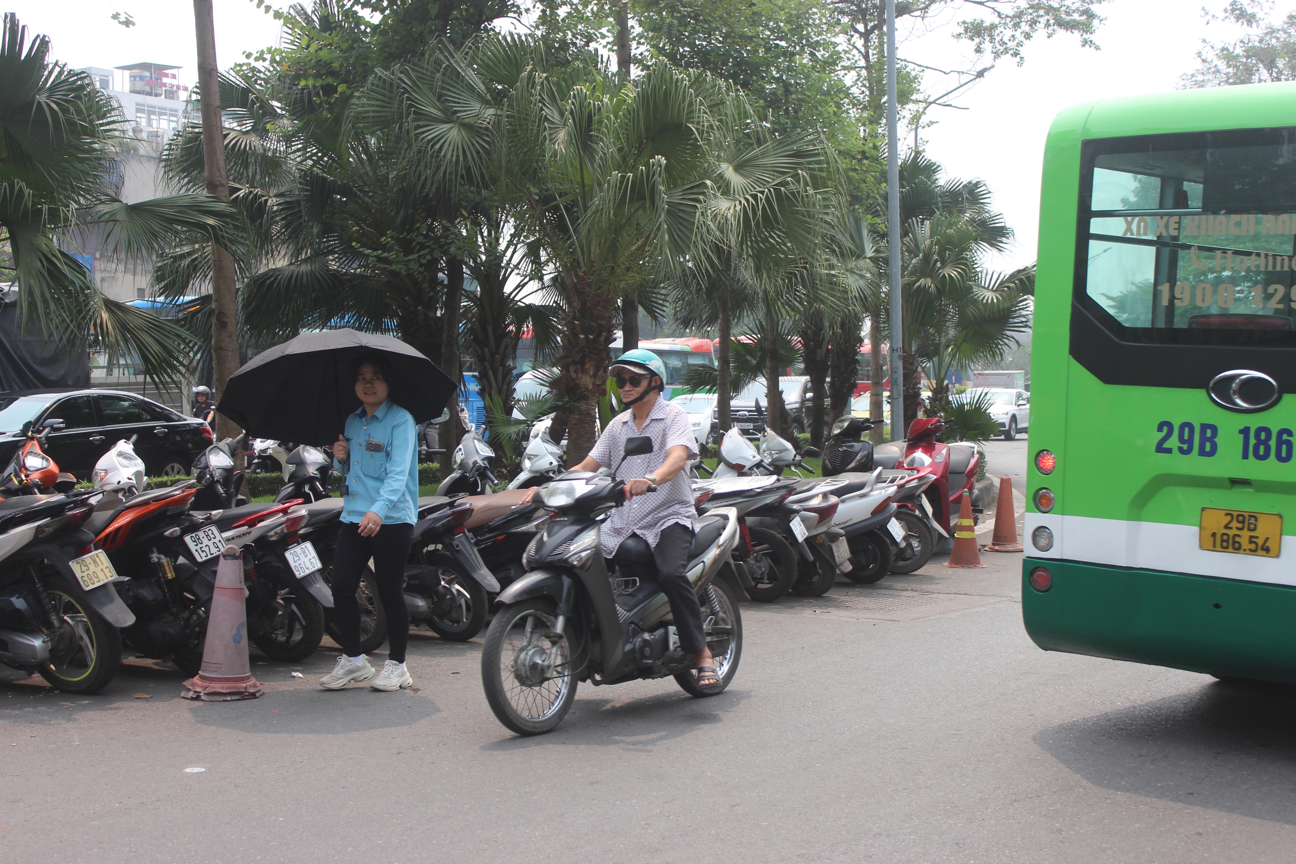 Xe máy "vô tư" đi vào tuyến đường dành riêng cho xe buýt ở Hà Nội- Ảnh 2.