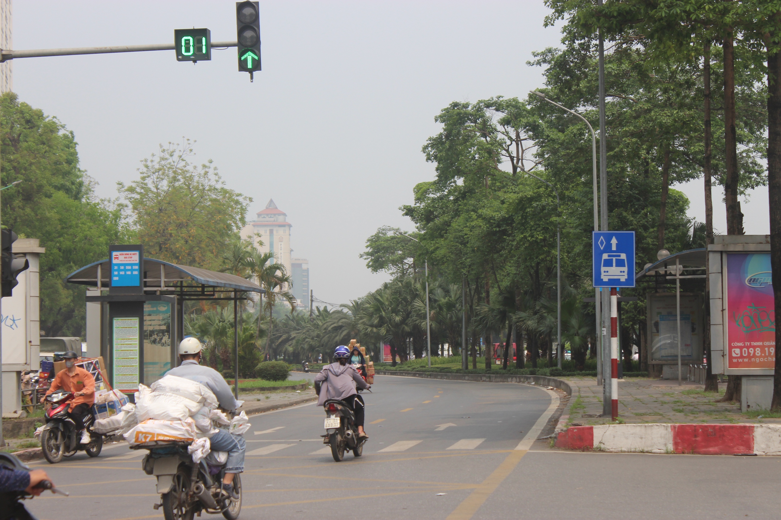 Xe máy "vô tư" đi vào tuyến đường dành riêng cho xe buýt ở Hà Nội- Ảnh 3.