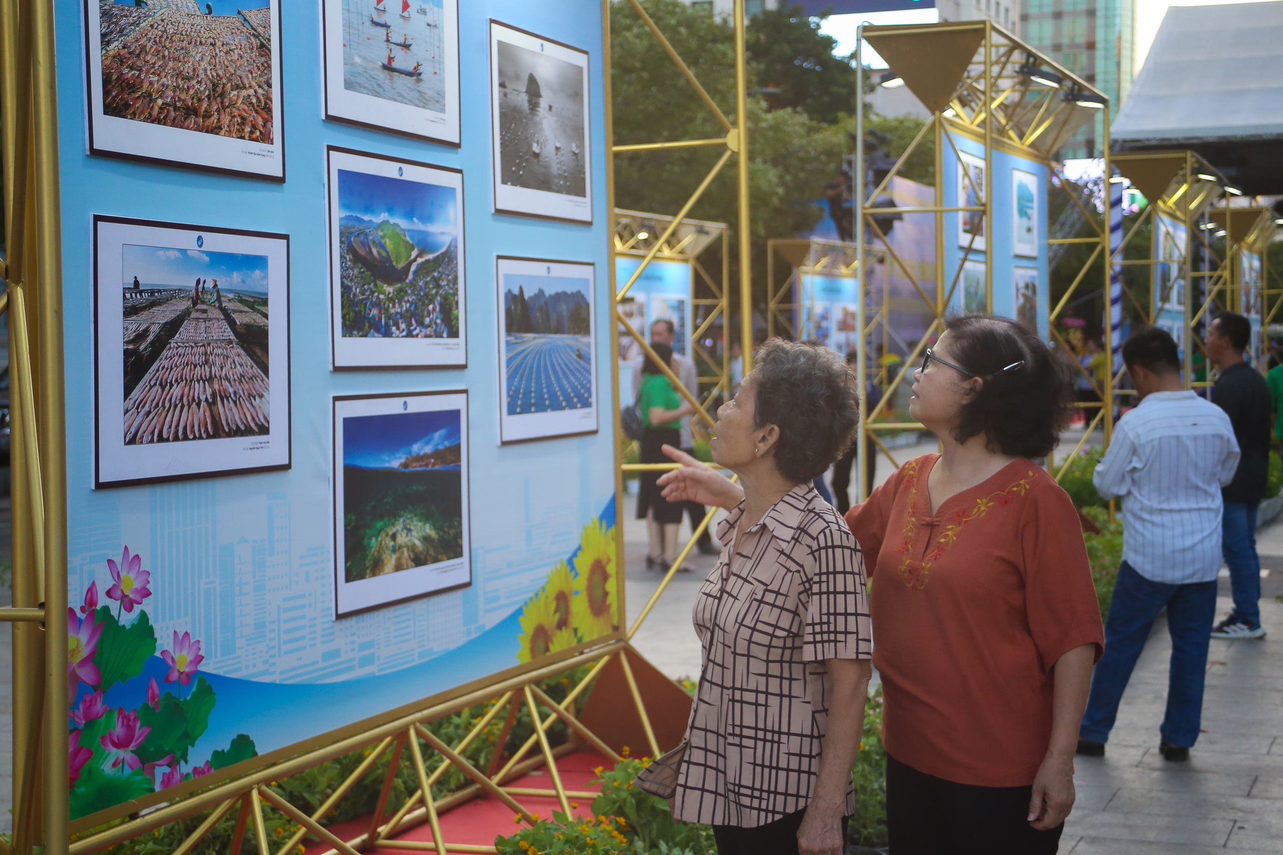 Ngắm hàng trăm bức ảnh về biển đảo Việt Nam và 49 năm TP.HCM tại đường đi bộ Nguyễn Huệ- Ảnh 3.