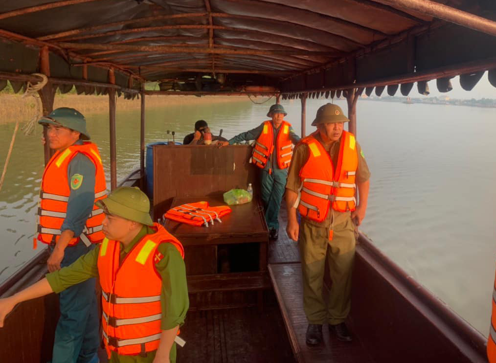 Quảng Ninh: Xuyên đêm, tiếp tục tìm kiếm 2 người mất tích còn lại vụ lật thuyền trên sông Chanh ở Quảng Yên- Ảnh 1.