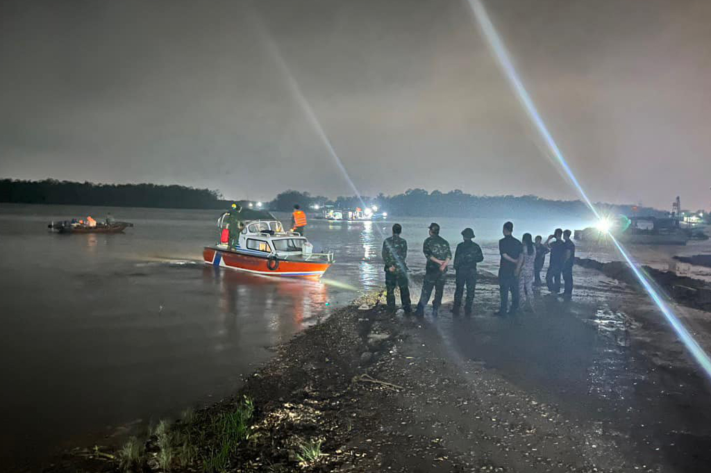 Quảng Ninh: Xuyên đêm, tiếp tục tìm kiếm 2 người mất tích còn lại vụ lật thuyền trên sông Chanh ở Quảng Yên- Ảnh 2.
