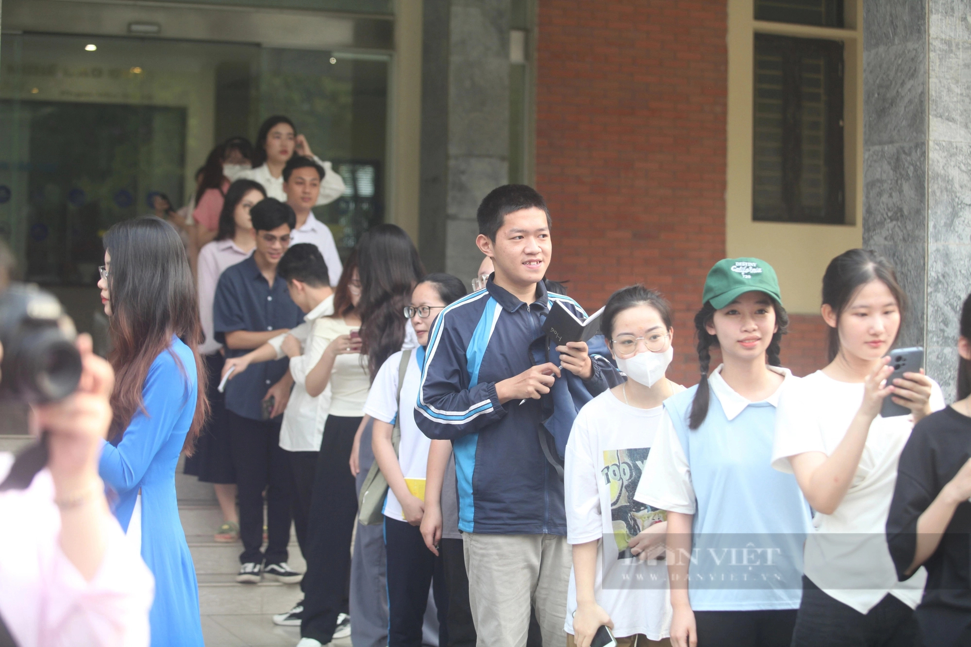 Gần 1.000 sinh viên có hành động bất ngờ trong ngày chia tay hiệu trưởng Trường ĐH Sư phạm Hà Nội- Ảnh 2.
